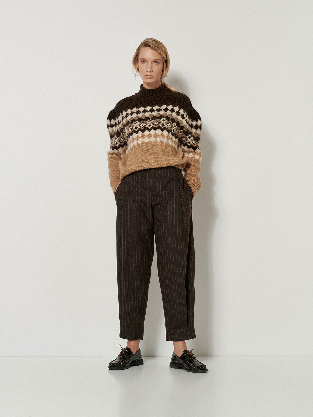 Womens trousers Mara Tapered in Dark Brown, tapered-fit trousers with pinstripes, outfit view worn by model