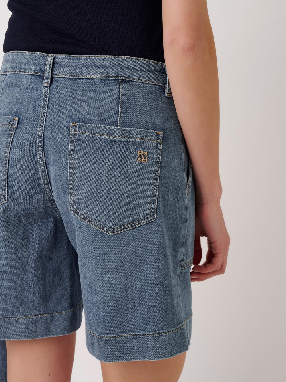 Womens shorts Mara Shorts in mid blue, denim shorts with framed pockets, detail view