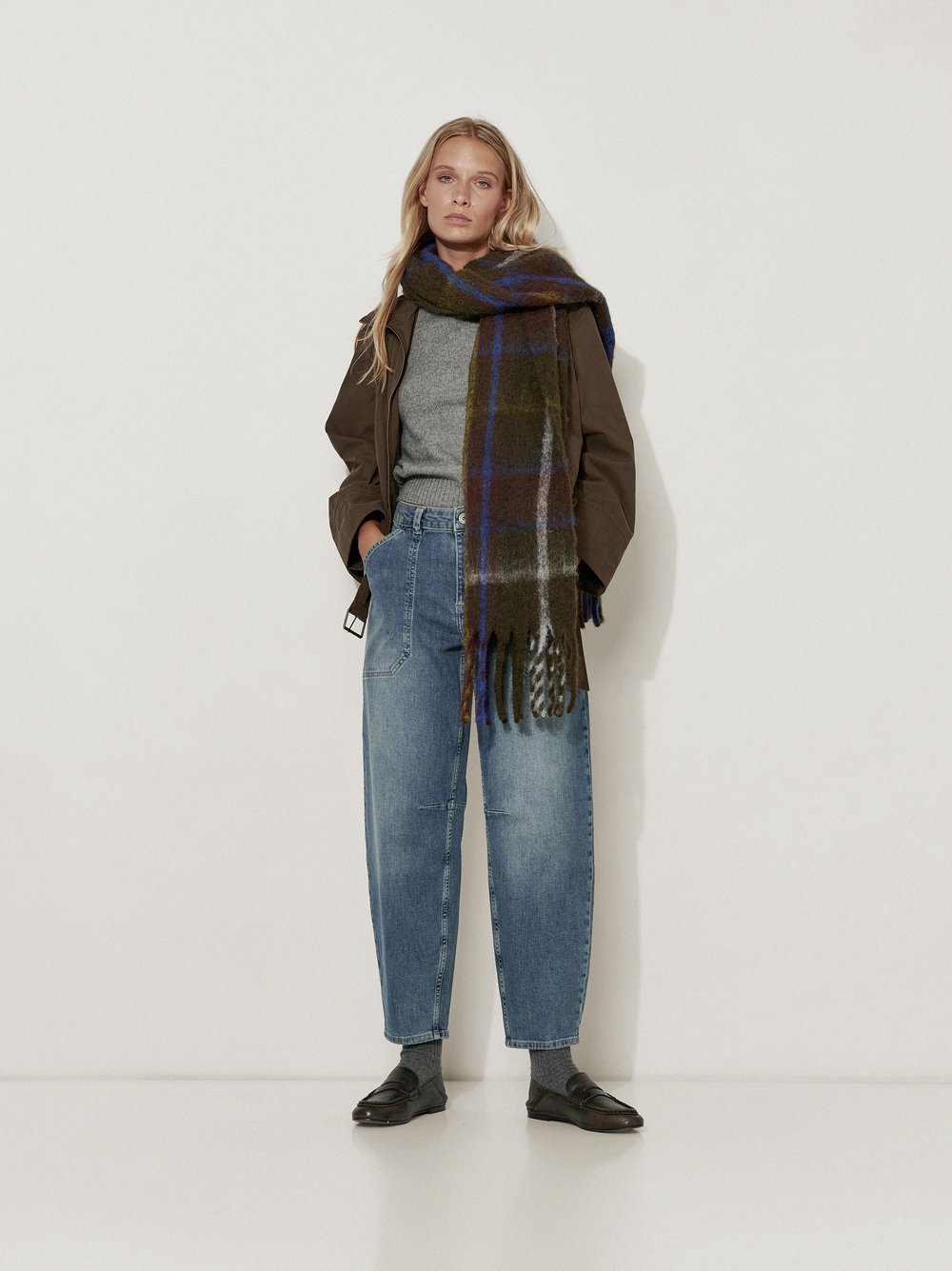 Womens jeans Mara Worker in Mid Blue Used, worker jeans in a tapered fit, outfit view worn by model