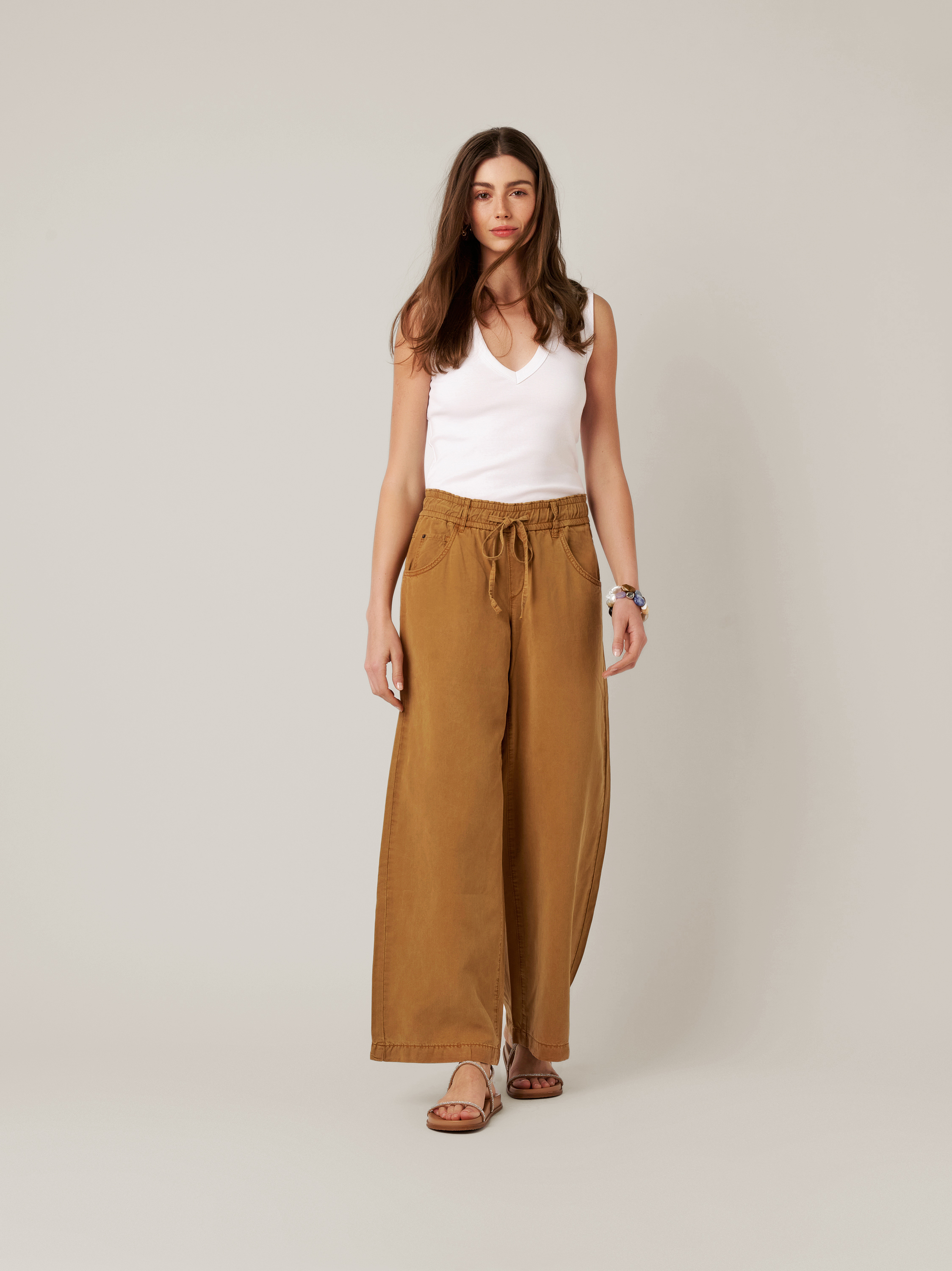 Damenhose Masha Wide in camel, Weite Sommerhose aus TENCEL, Outfitansicht am Model