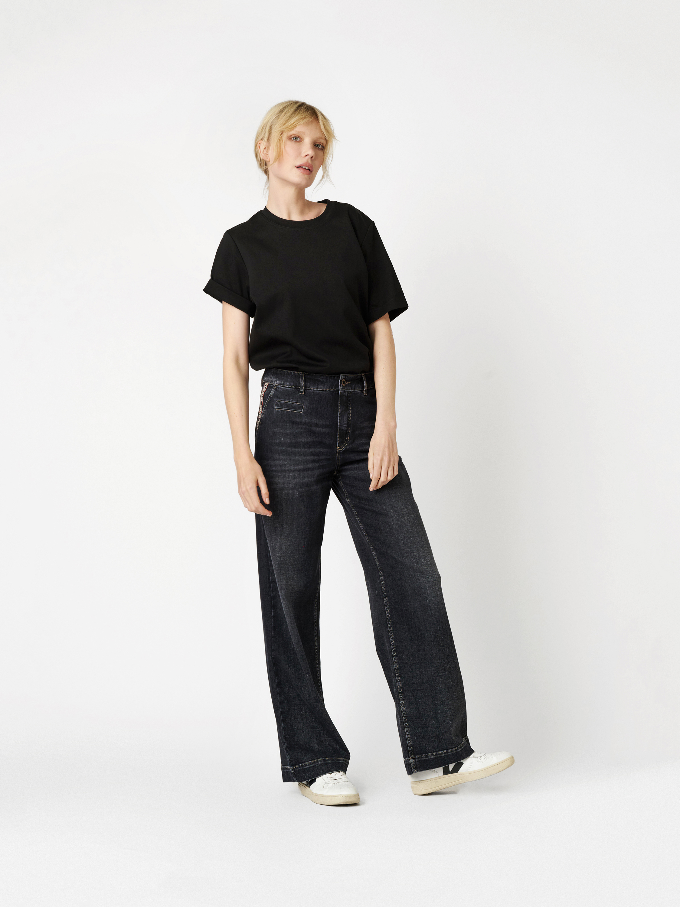 Jeans Mara_376 dark grey Outfitansicht Jeans Mara_376 dark grey Outfitansicht