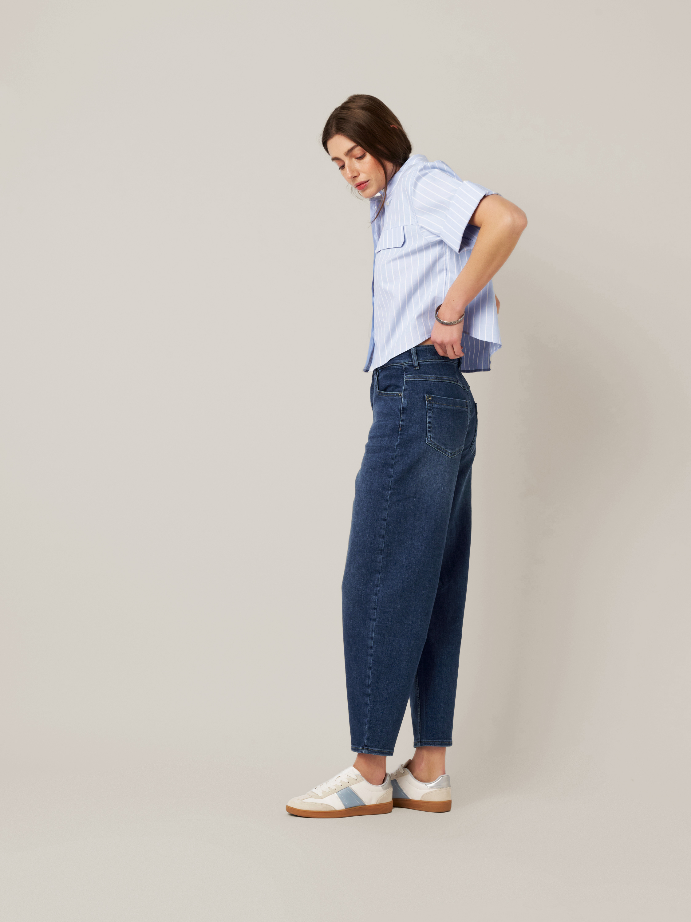 Womens jeans Mara Barrel in mid blue, barrel-fit jeans, front view worn by model