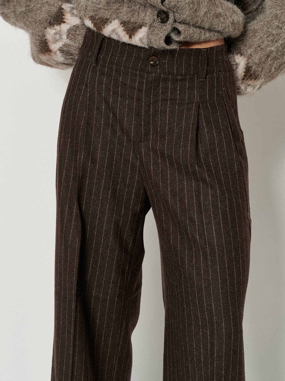 Damenhose Mara Wide in Dunkelbraun, wide-Leg Hose mit Nadelstreifen, Detailansicht