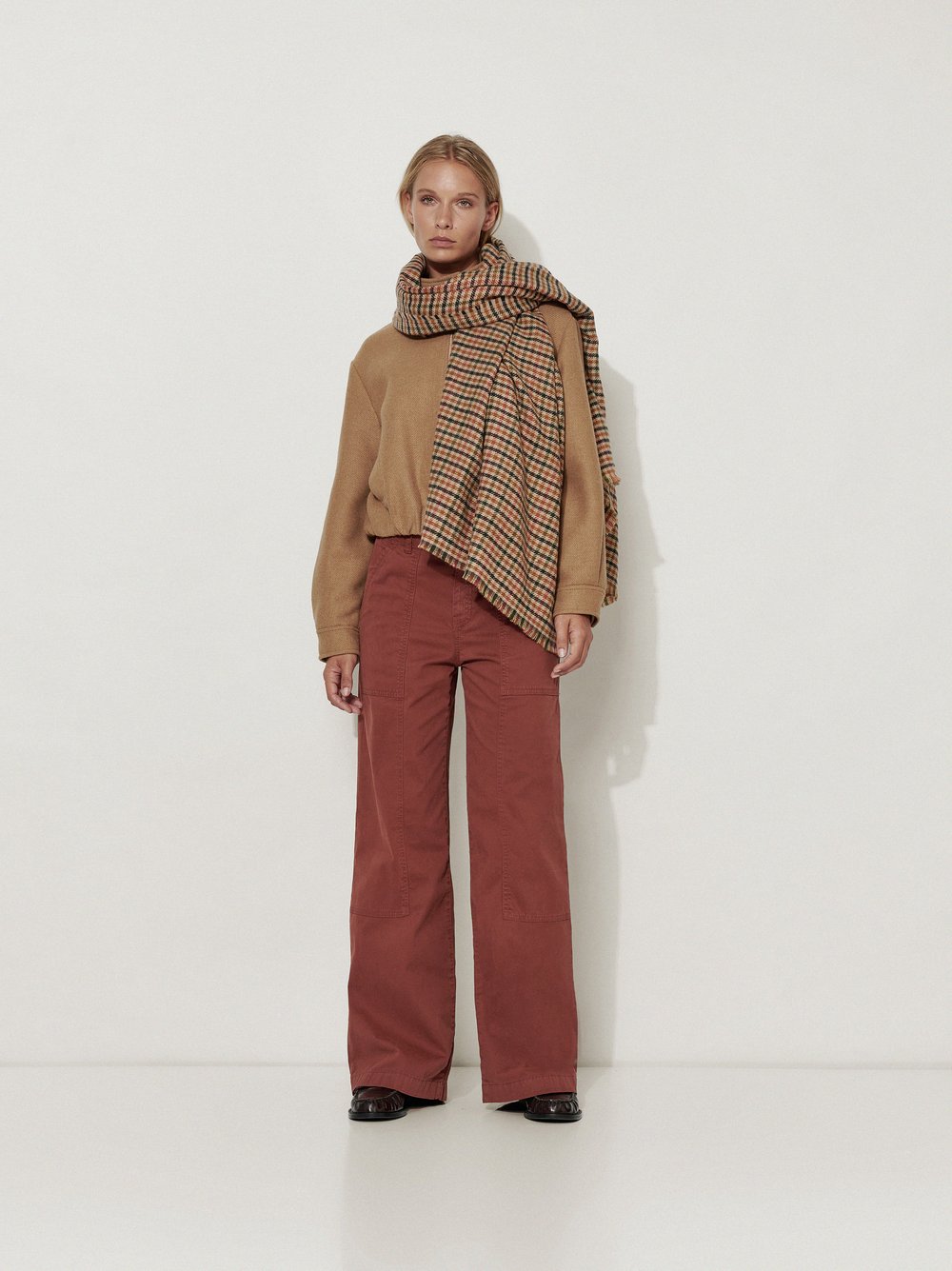 Womens trousers Mara Wide in Rust, wide-leg worker trousers, outfit view worn by model