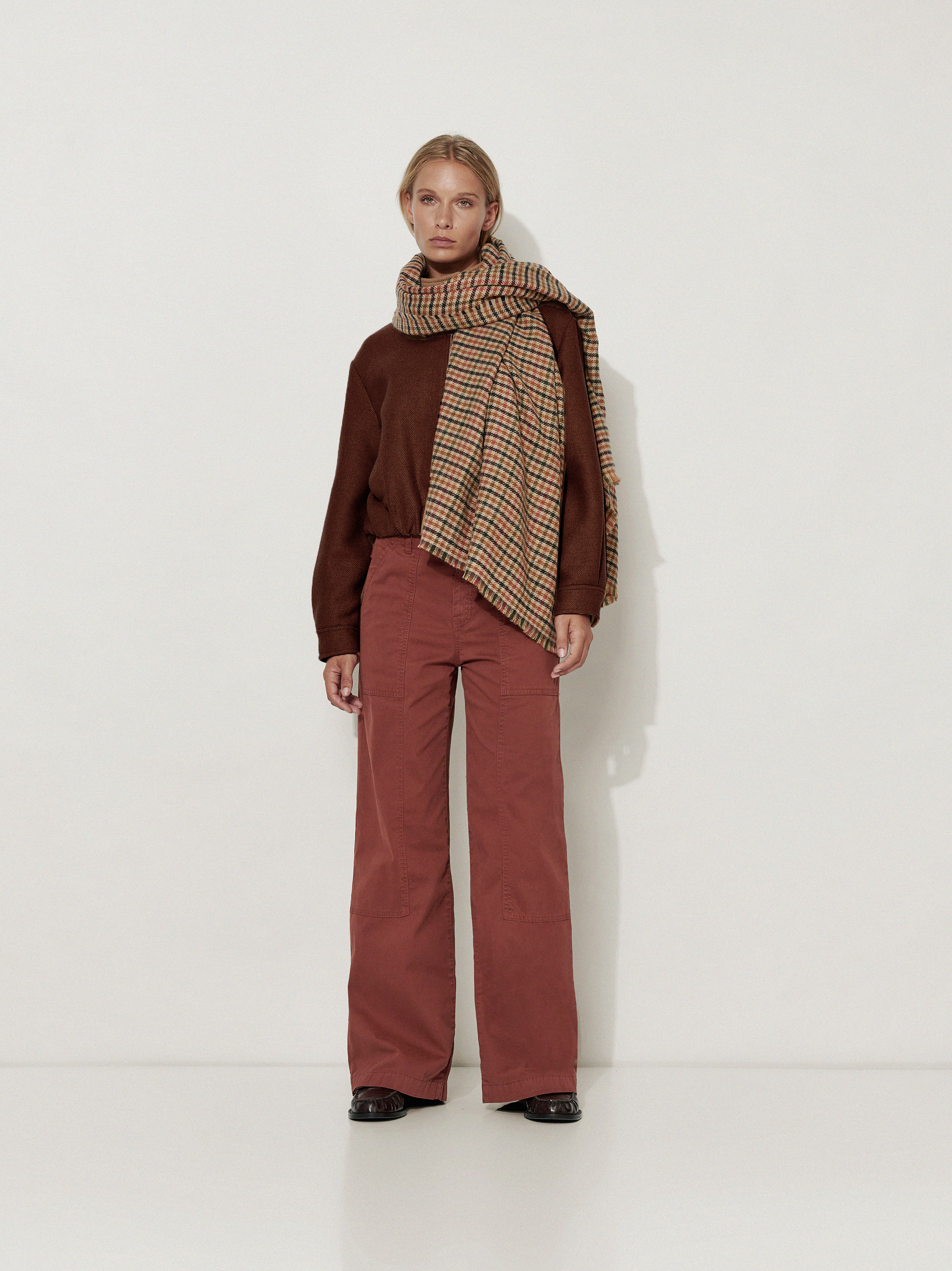 Damenhose Mara Wide in Rostrot, wide-Leg Worker Hose, Outfitansicht am Model