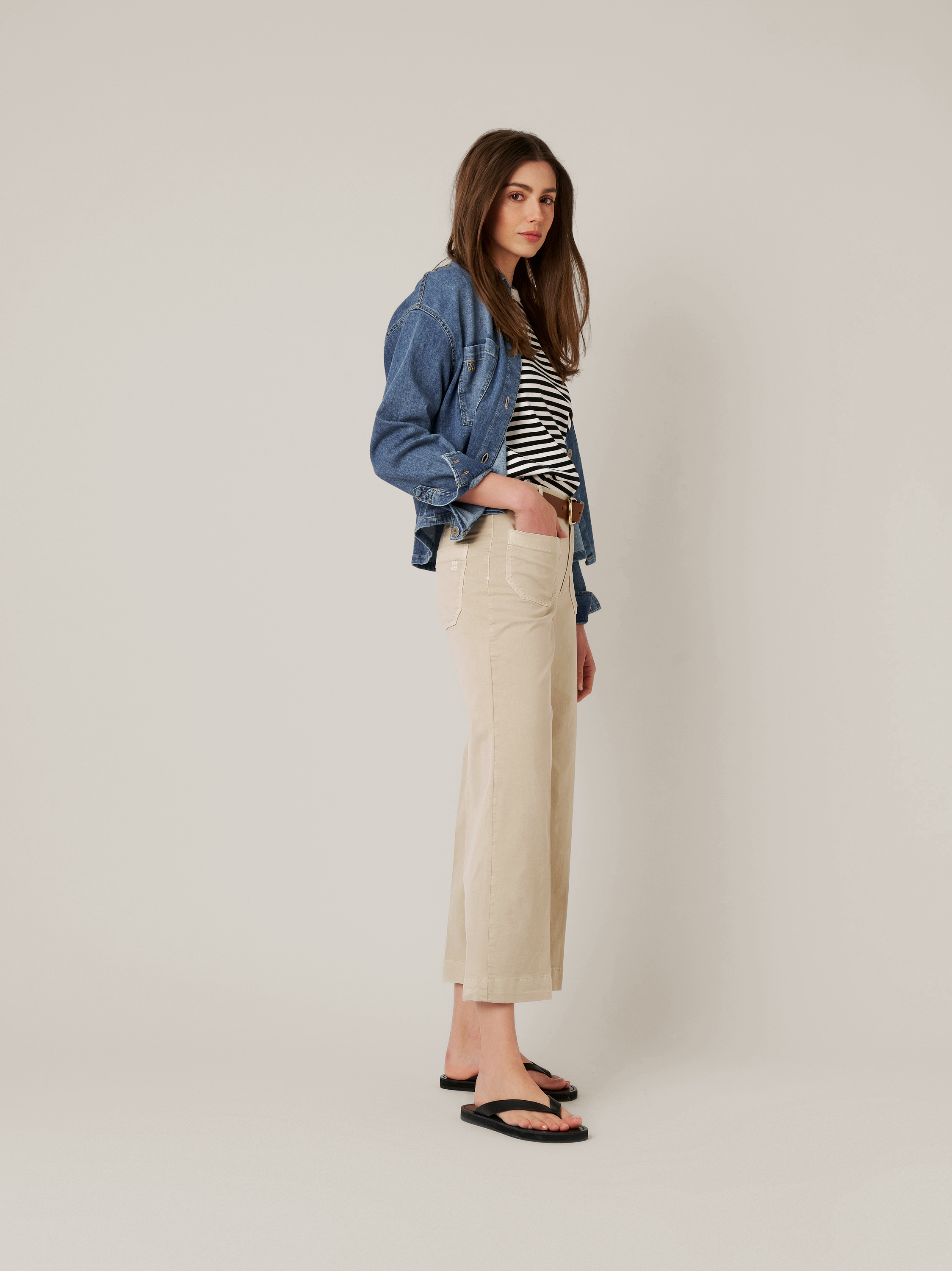 Damenjeans Audrey Culotte in light sand, Culotte aus aus sommerlicher Baumwolle, Outfitansicht am Model