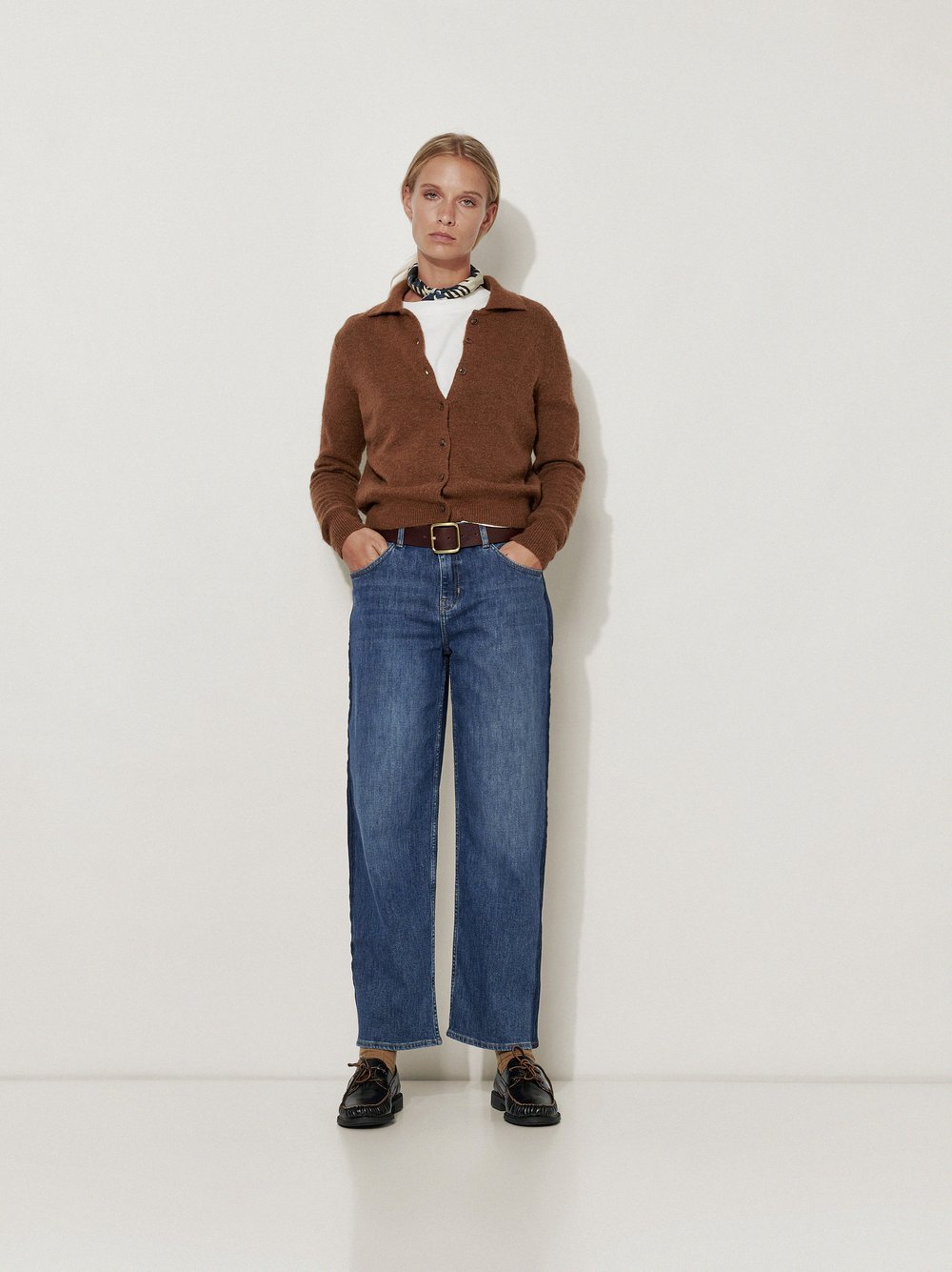 Womens jeans Masha Straight in Mid Blue, straight-fit jeans with contrast side panels, outfit view worn by model