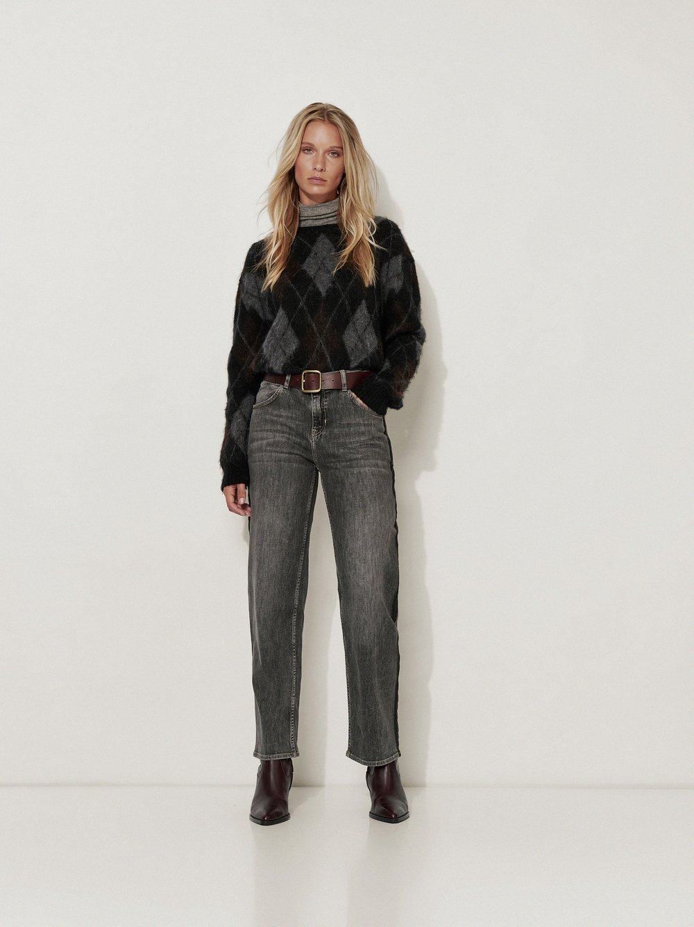 Womens jeans Masha Straight in Grey, straight-fit jeans with contrast side panels, outfit view worn by model