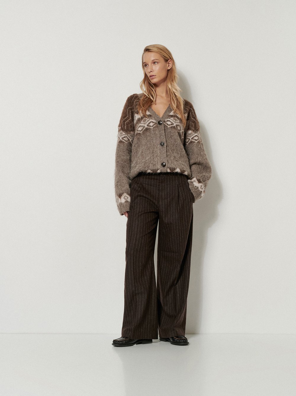 Damenhose Mara Wide in Dunkelbraun, wide-Leg Hose mit Nadelstreifen, Outfitansicht am Model