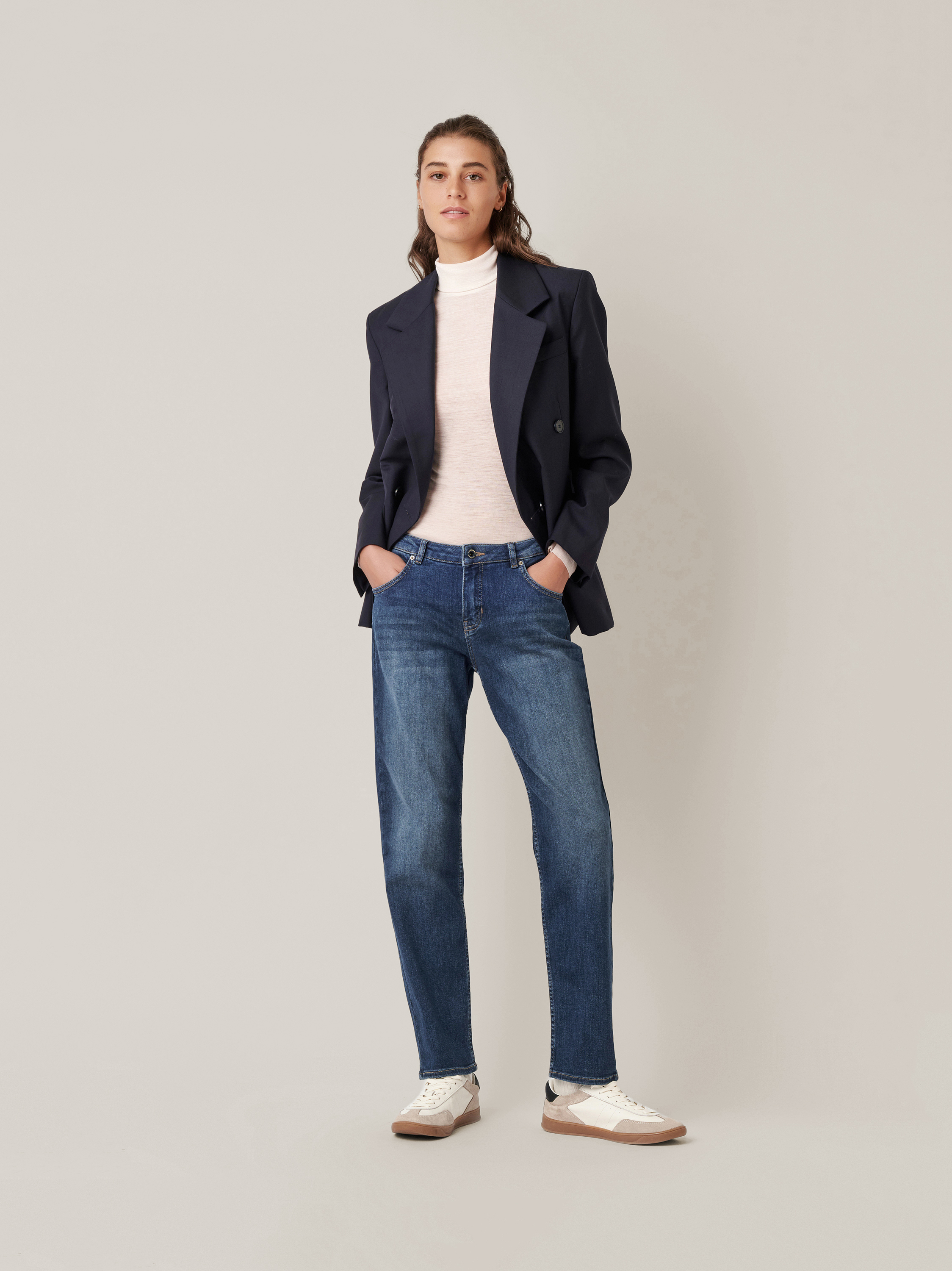 Womens jeans Masha Straight in mid blue, straight-fit jeans with mid waist, outfit view worn by model