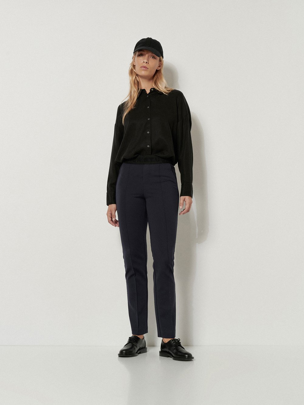 Damenhose Alisa Slim in Dark Blue, slim-Fit Hose aus leichter Scubaqualitaet, Outfitansicht am Model