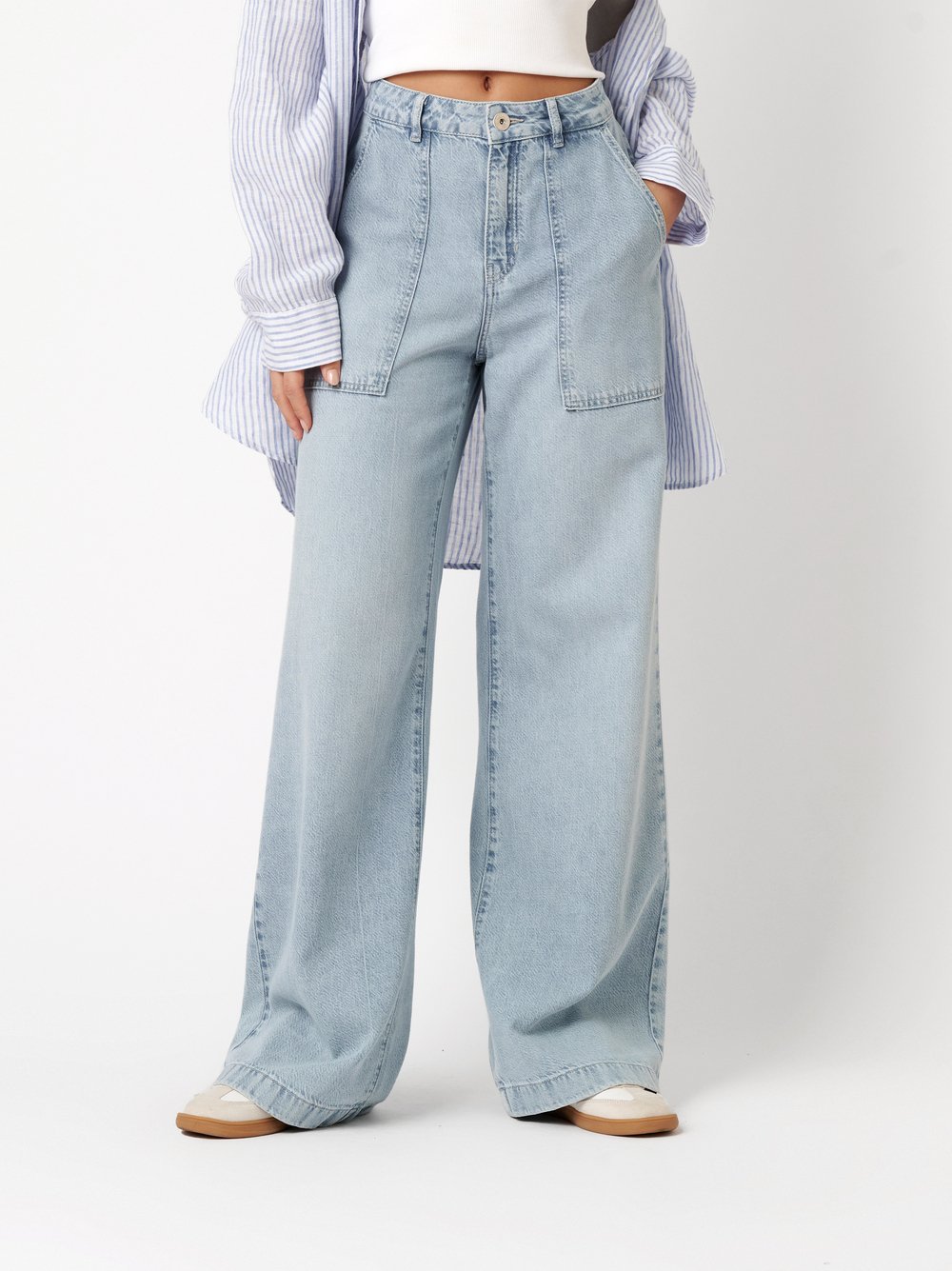 Damenjeans Mara Wide in light blue, Wide Leg jeans im Cargo-Stil, Frontansicht am Model getragen