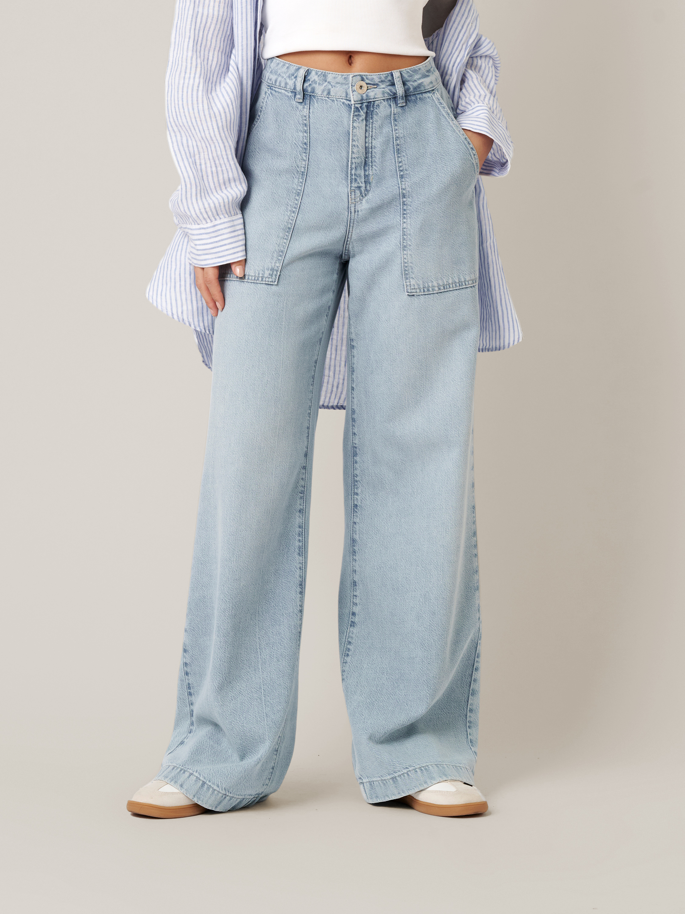 Womens jeans Mara Wide in light blue, wide-leg jeans in cargo style, front view worn by model