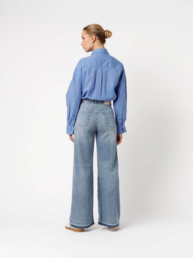 Womens jeans Audrey Wide in bleached blue, wide-leg jeans with raw hems, back view worn by model