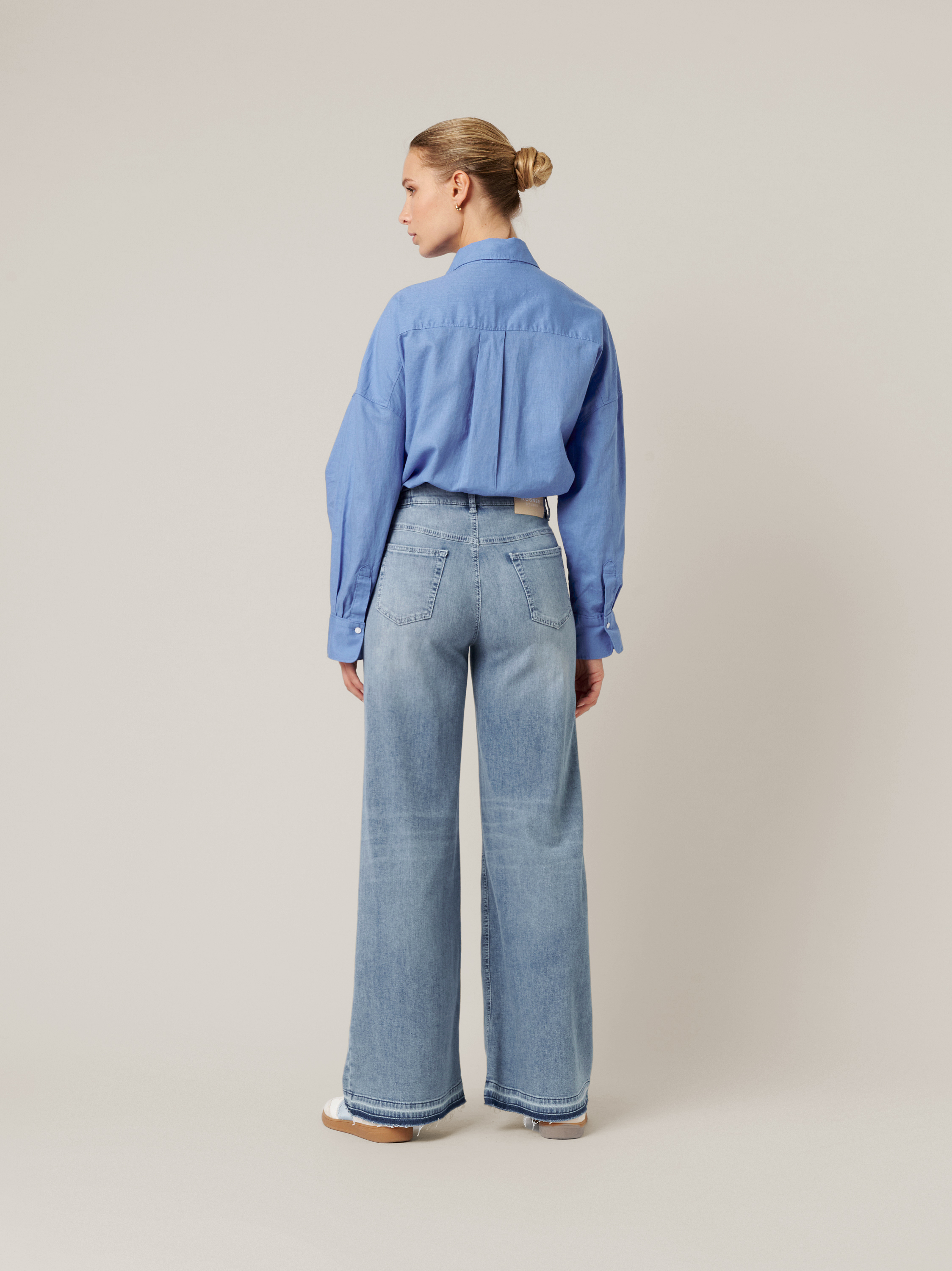 Damenjeans Audrey Wide in bleached blue, Wide Leg Jeans mit offenkantigen Saeumen, Rueckansicht am Model getragen