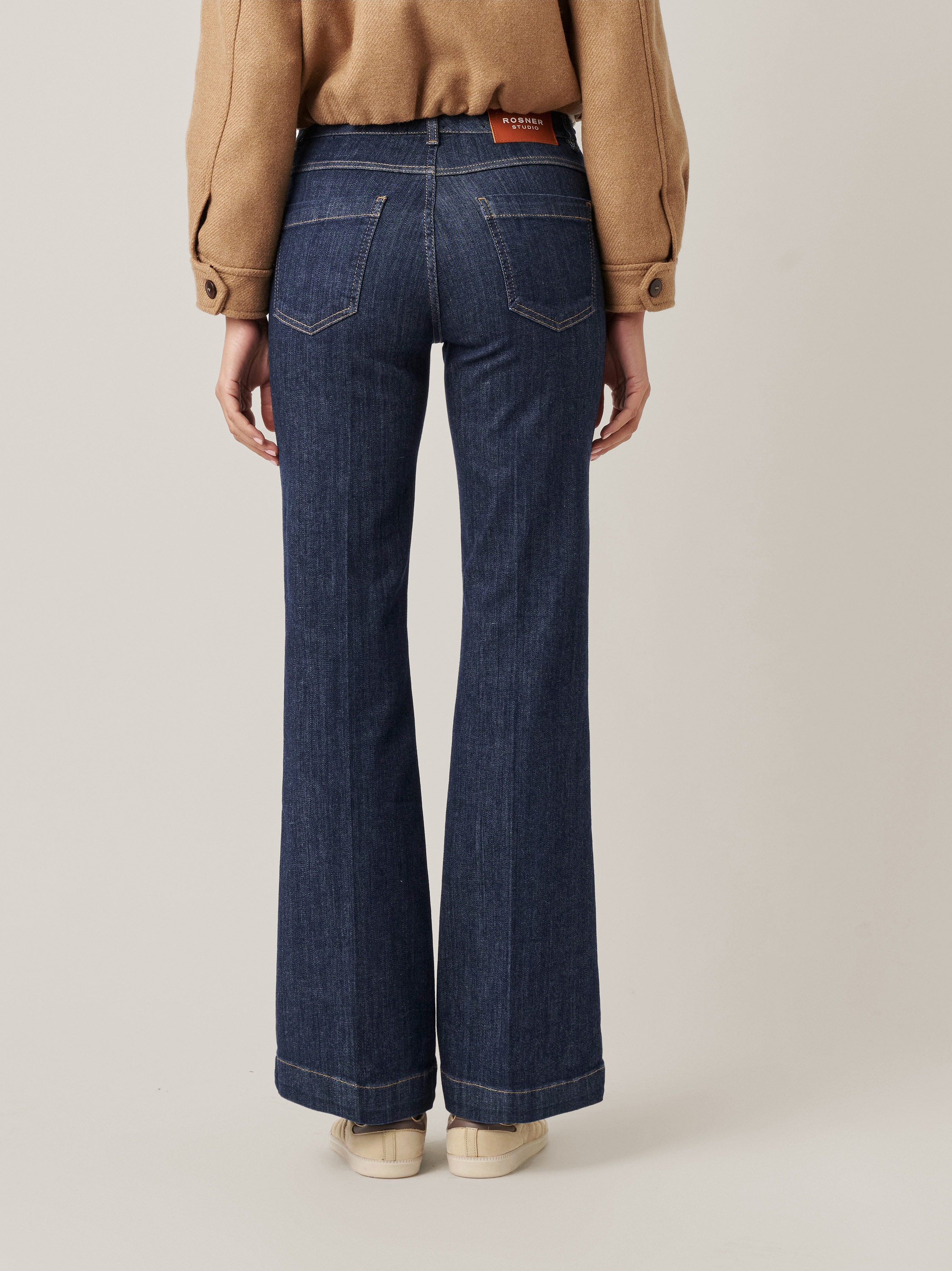 Damenjeans Antonia_341 in dark blue, Bootcut-Jeans mit Buegelfalten, Rueckansicht am Model getragen
