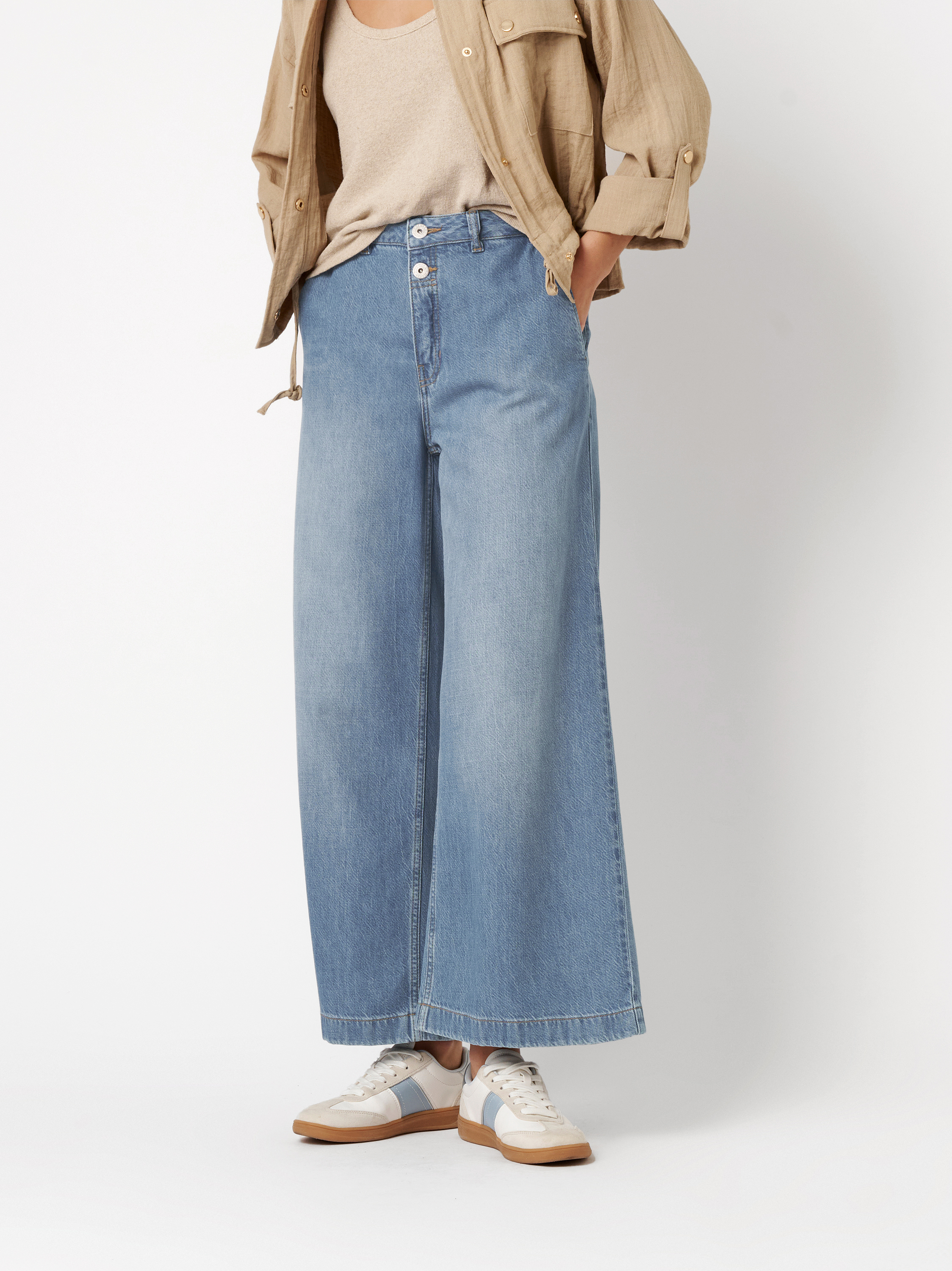 Damenjeans Mara Wide in mid blue, verkuerzte Wide Leg Jeans, Frontansicht am Model getragen