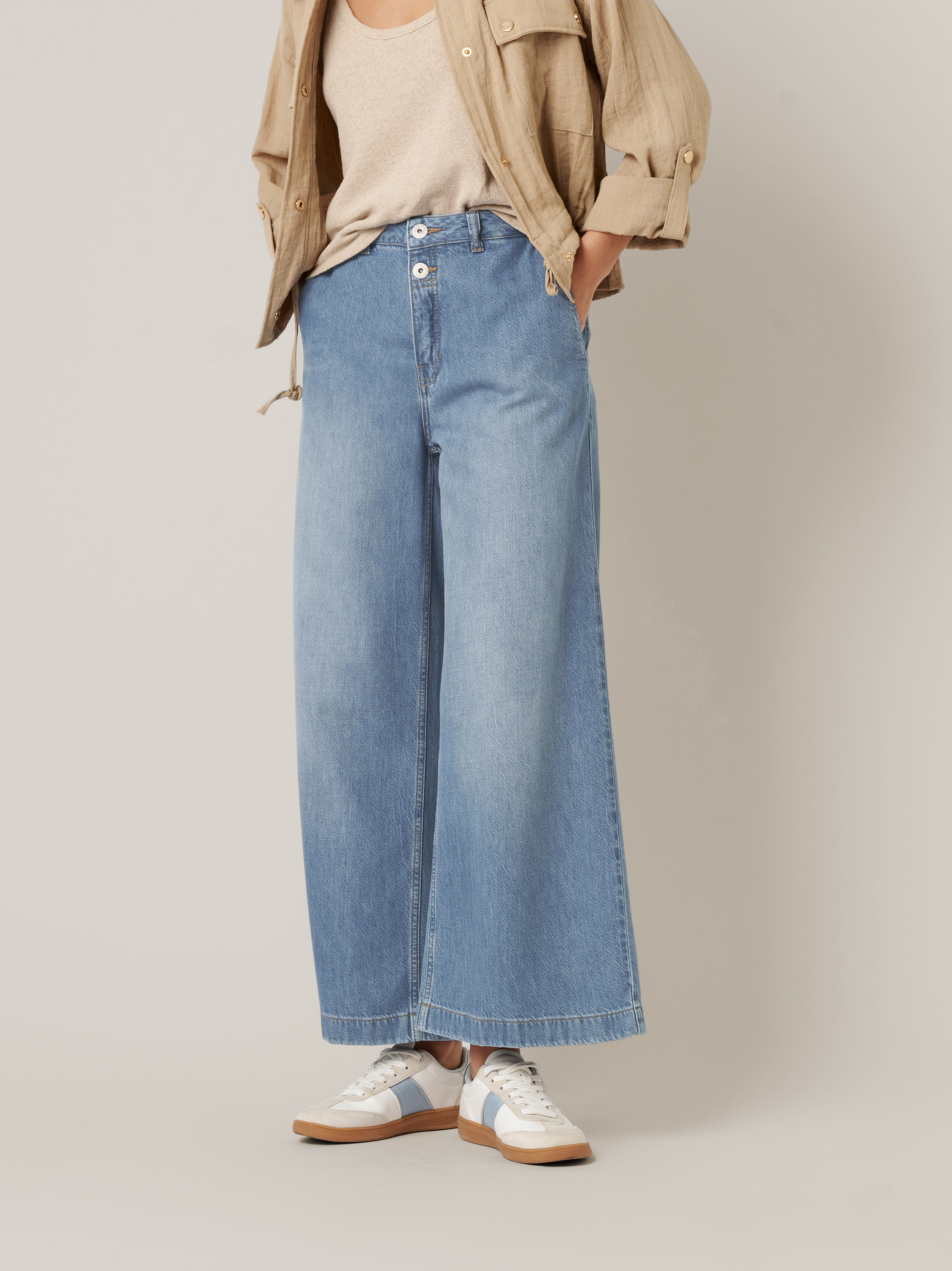 Womens jeans Mara Wide in mid blue, cropped wide-leg jeans, front view worn by model