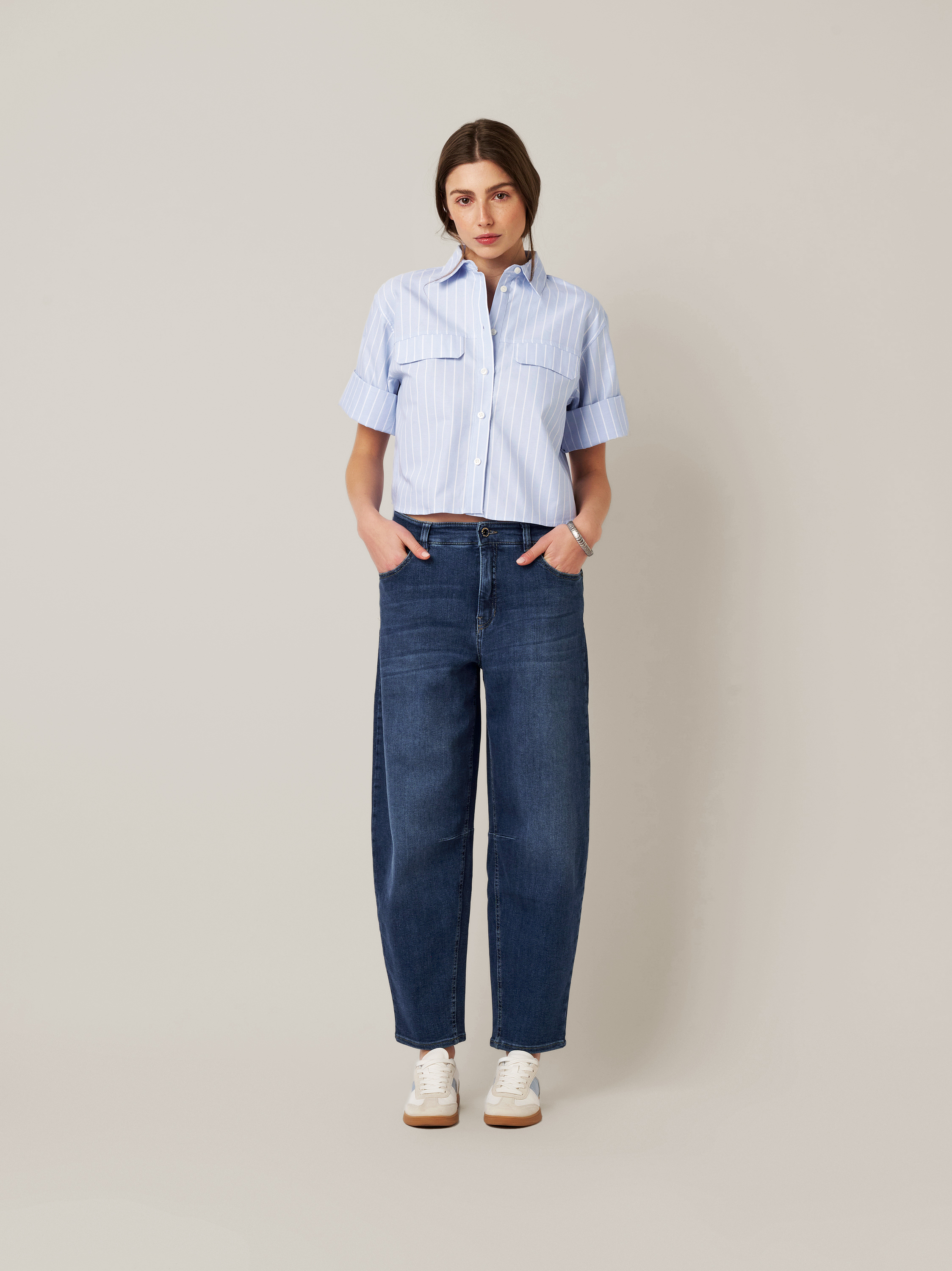 Womens jeans Mara Barrel in mid blue, barrel-fit jeans, outfit view worn by model