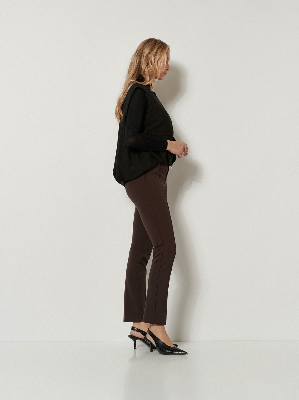 Damenhose Alisa Slim in Dunkelbraun, slim-Fit Hose aus leichter Scubaqualitaet, Frontansicht am Model getragen
