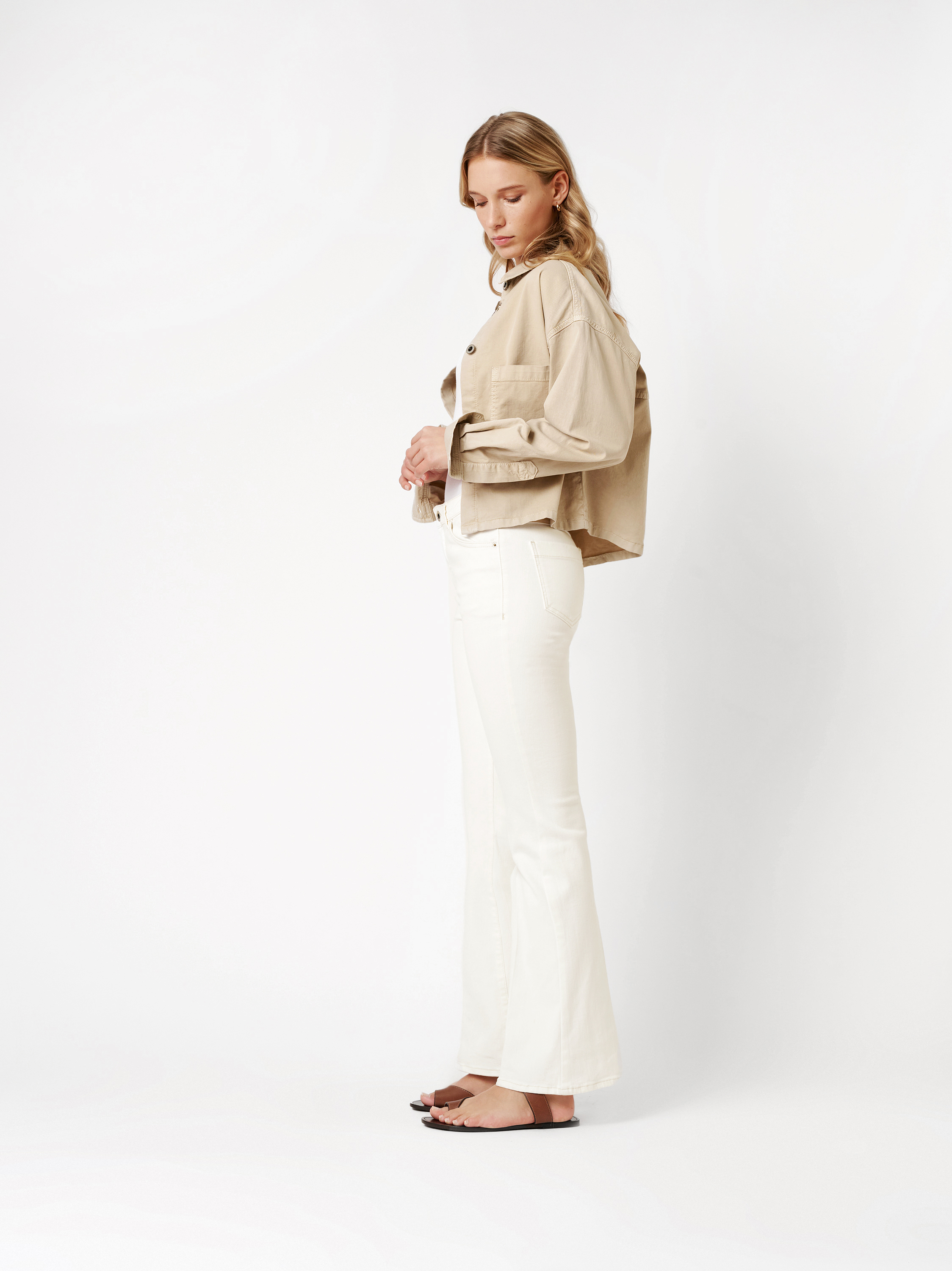 Damenjeans Antonia Bootcut in offwhite, Bootcut-Jeans mit Buegelfalten, Outfitansicht am Model