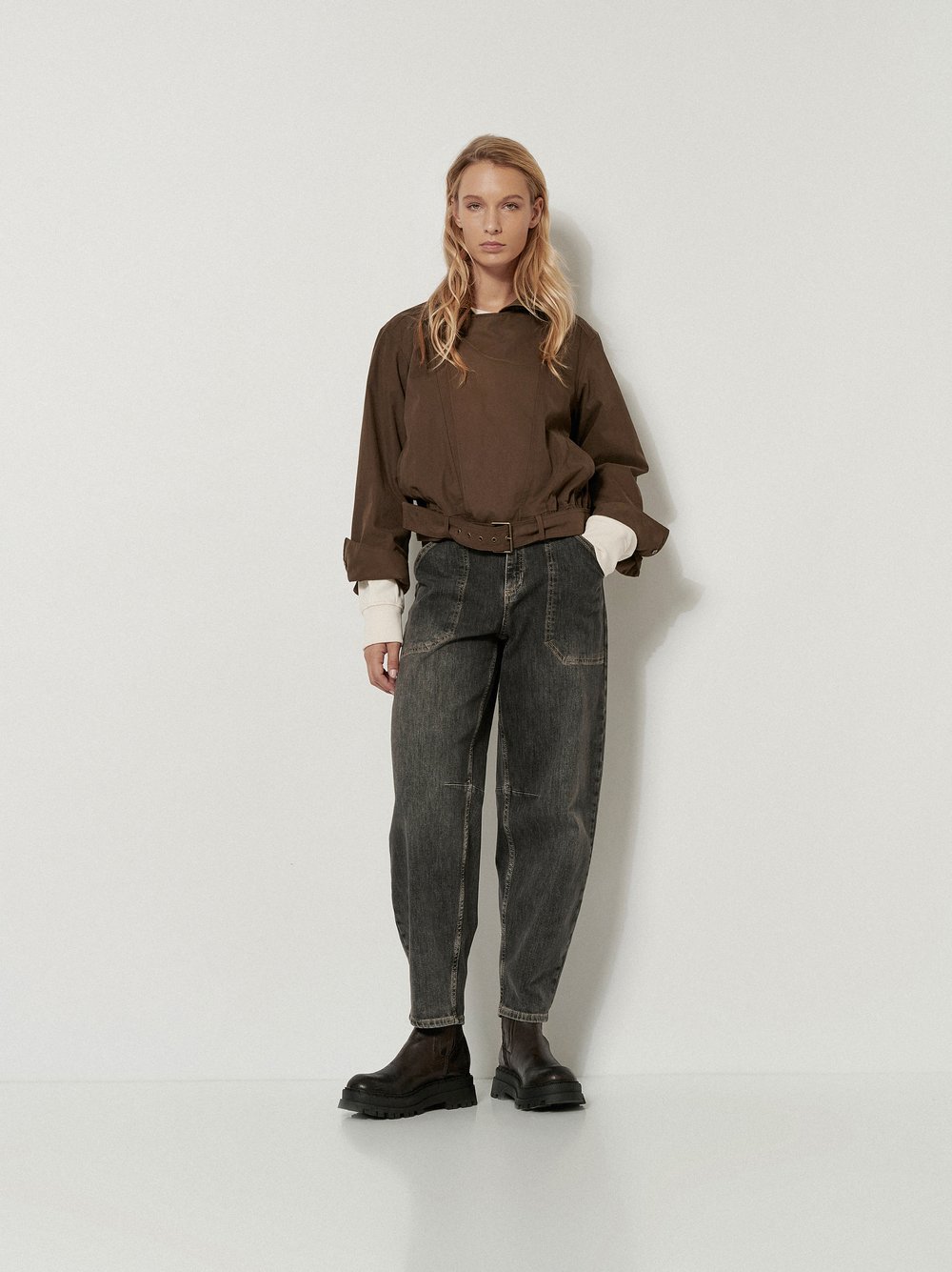 Womens jeans Mara Worker in Grey, worker jeans in a tapered fit, outfit view worn by model