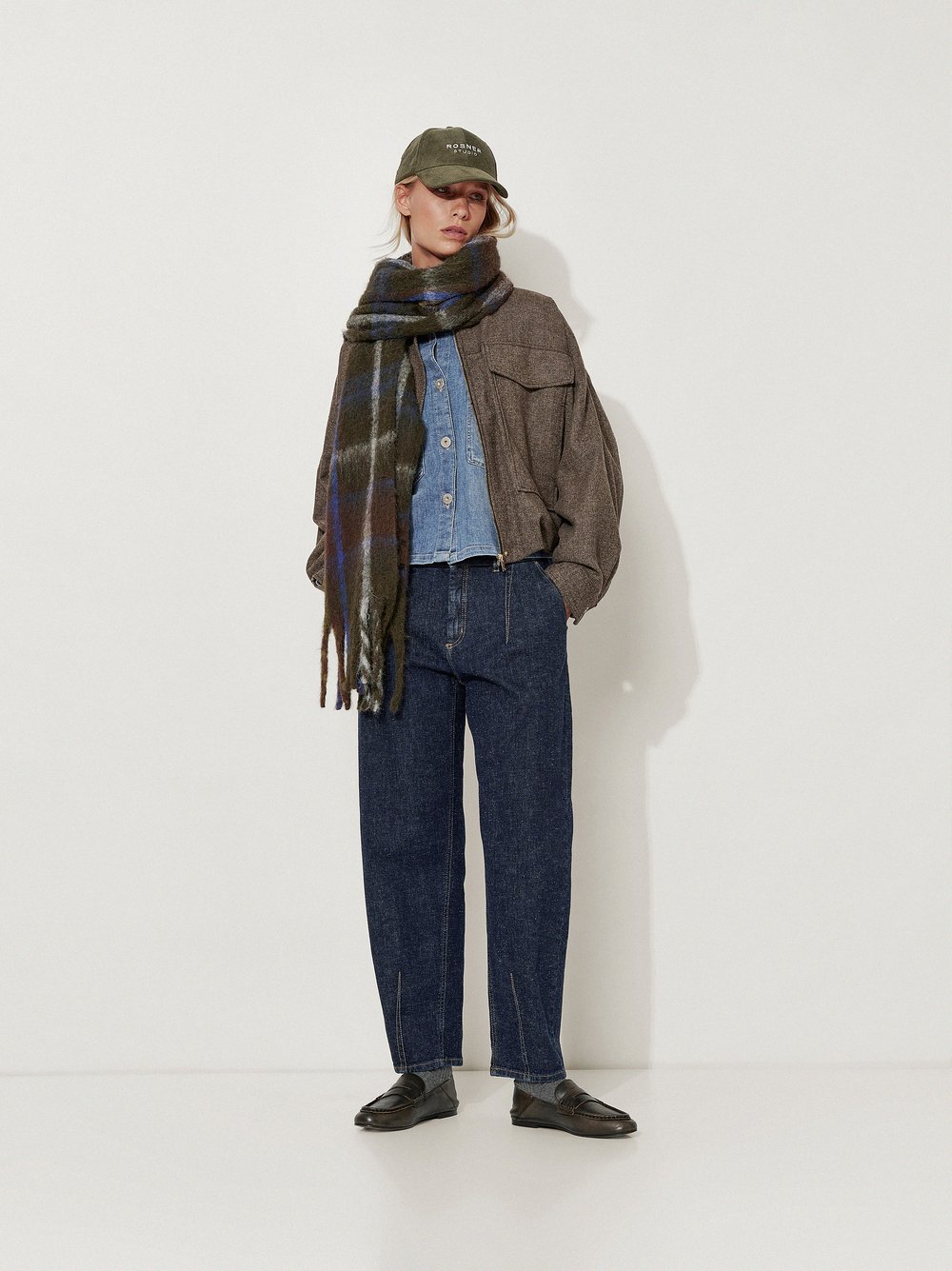 Womens jeans Mara Tapered in Navy, o-shape jeans with seam details, outfit view worn by model
