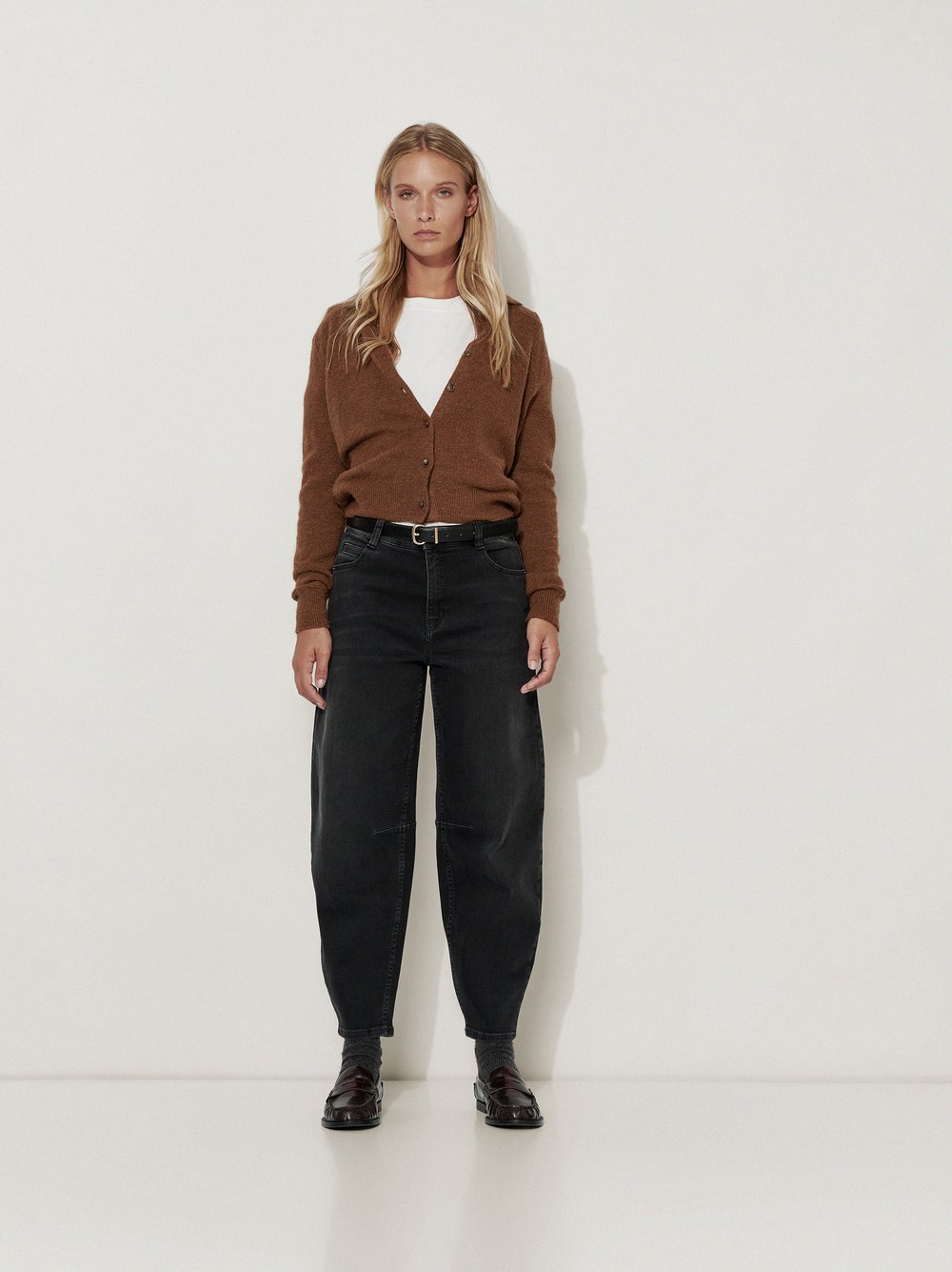 Womens jeans Mara Tapered in Anthracite, o-shape jeans, outfit view worn by model