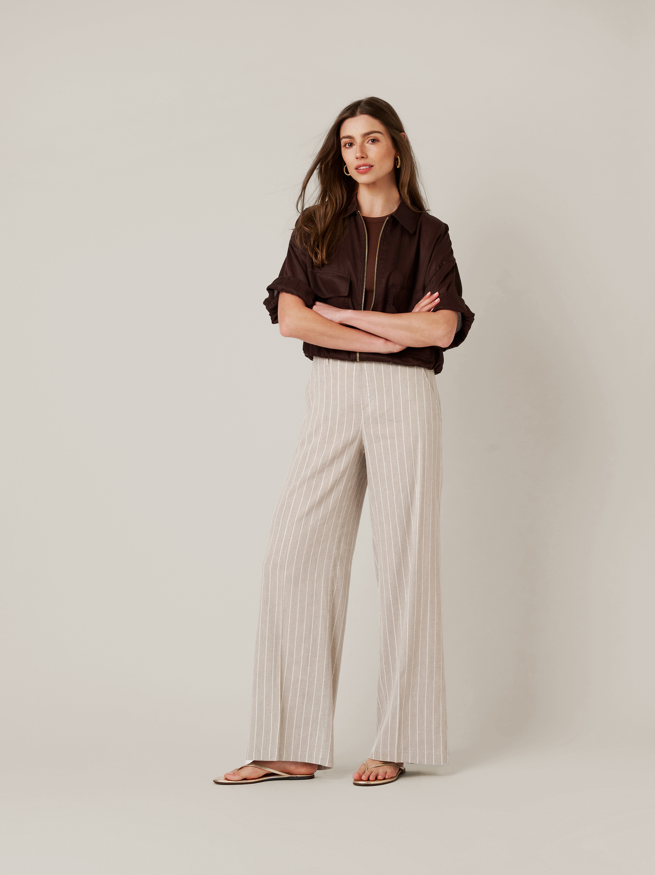 Damenhose Mara Wide in beige / gold, Leinenhose mit dezent glaenzenden Streifen, Outfitansicht am Model