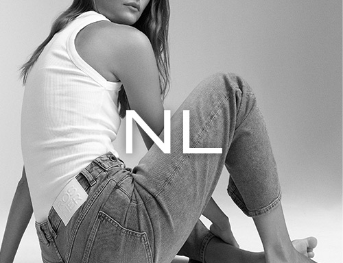 Frau trägt helle Jeans und Top – Visual zur Retoure aus den Niederlanden bei ROSNER.