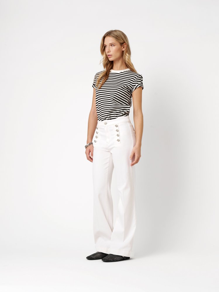 Womens jeans Audrey Sailor in white, bootcut jeans with sailor front, outfit view worn by model