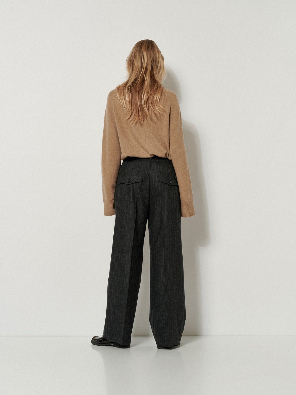 Damenhose Mara Wide in Dark Blue, wide-Leg Hose mit Nadelstreifen, Rueckansicht am Model getragen