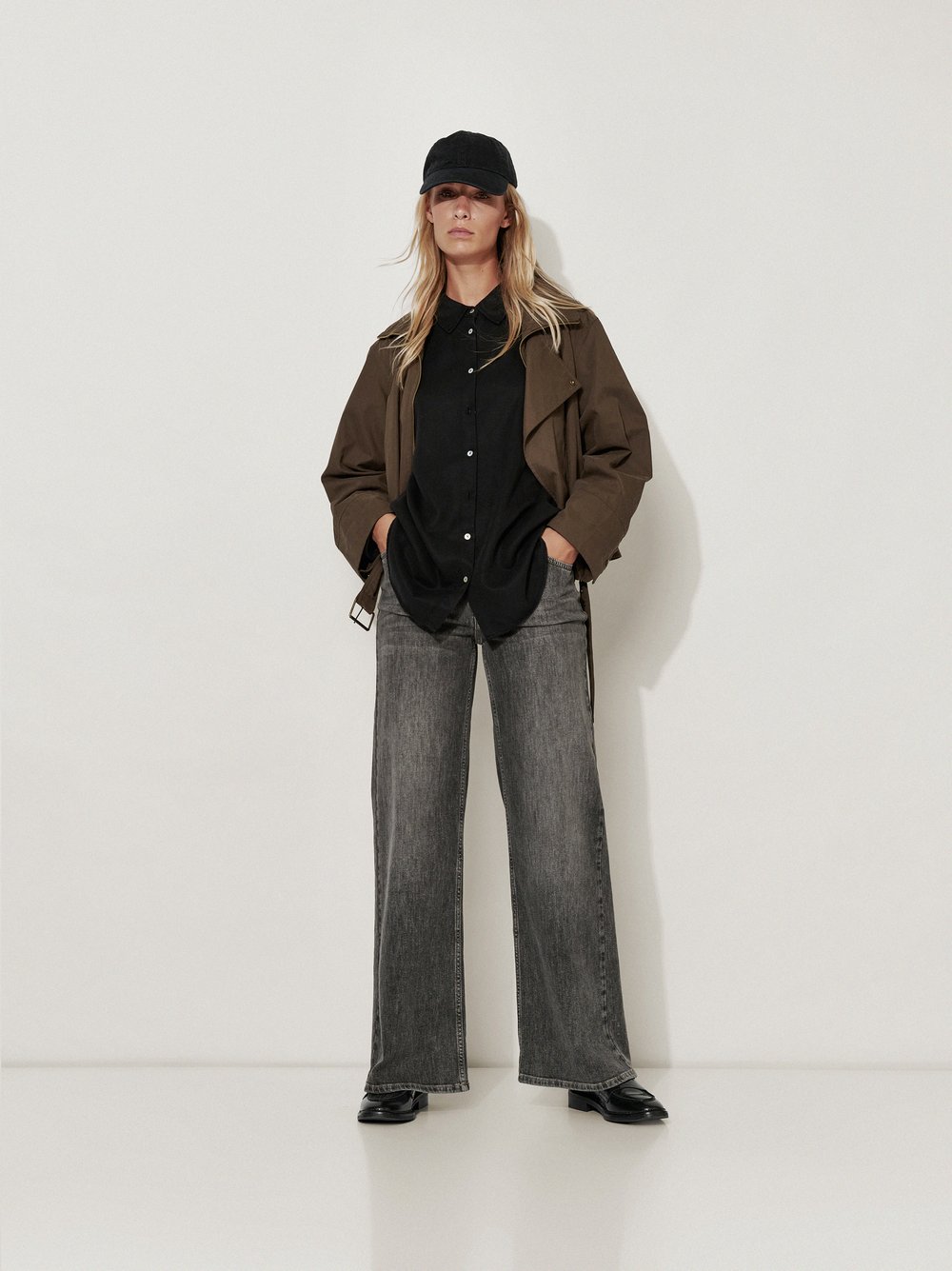 Womens jeans Audrey Wide in Grey, wide-leg jeans with authentic wash, outfit view worn by model