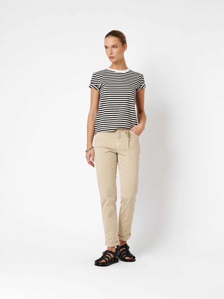 Womens jeans Masha Belt in sand, summer trousers with tie belt and turn-up hem, outfit view worn by model
