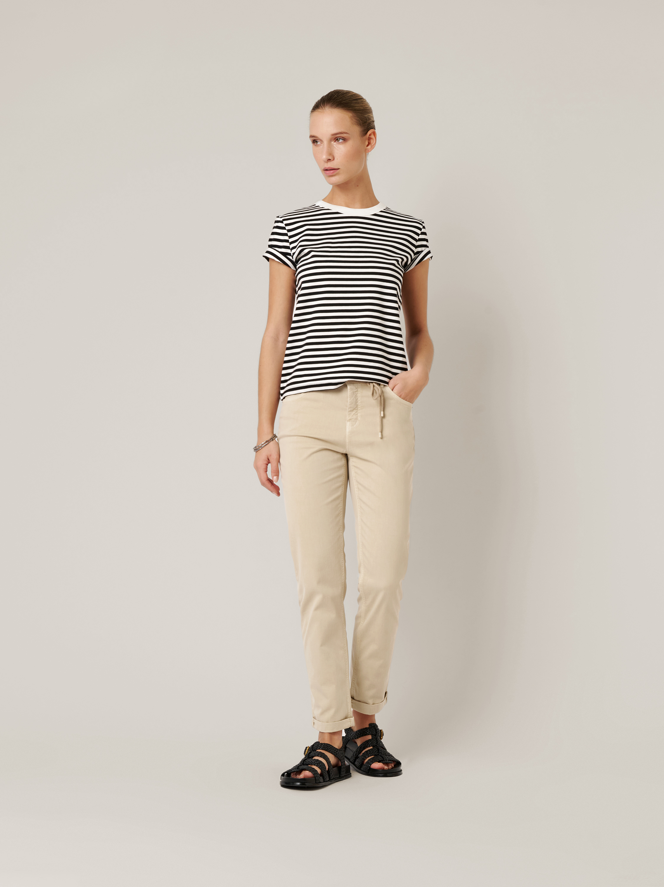 Womens jeans Masha Belt in sand, summer trousers with tie belt and turn-up hem, outfit view worn by model