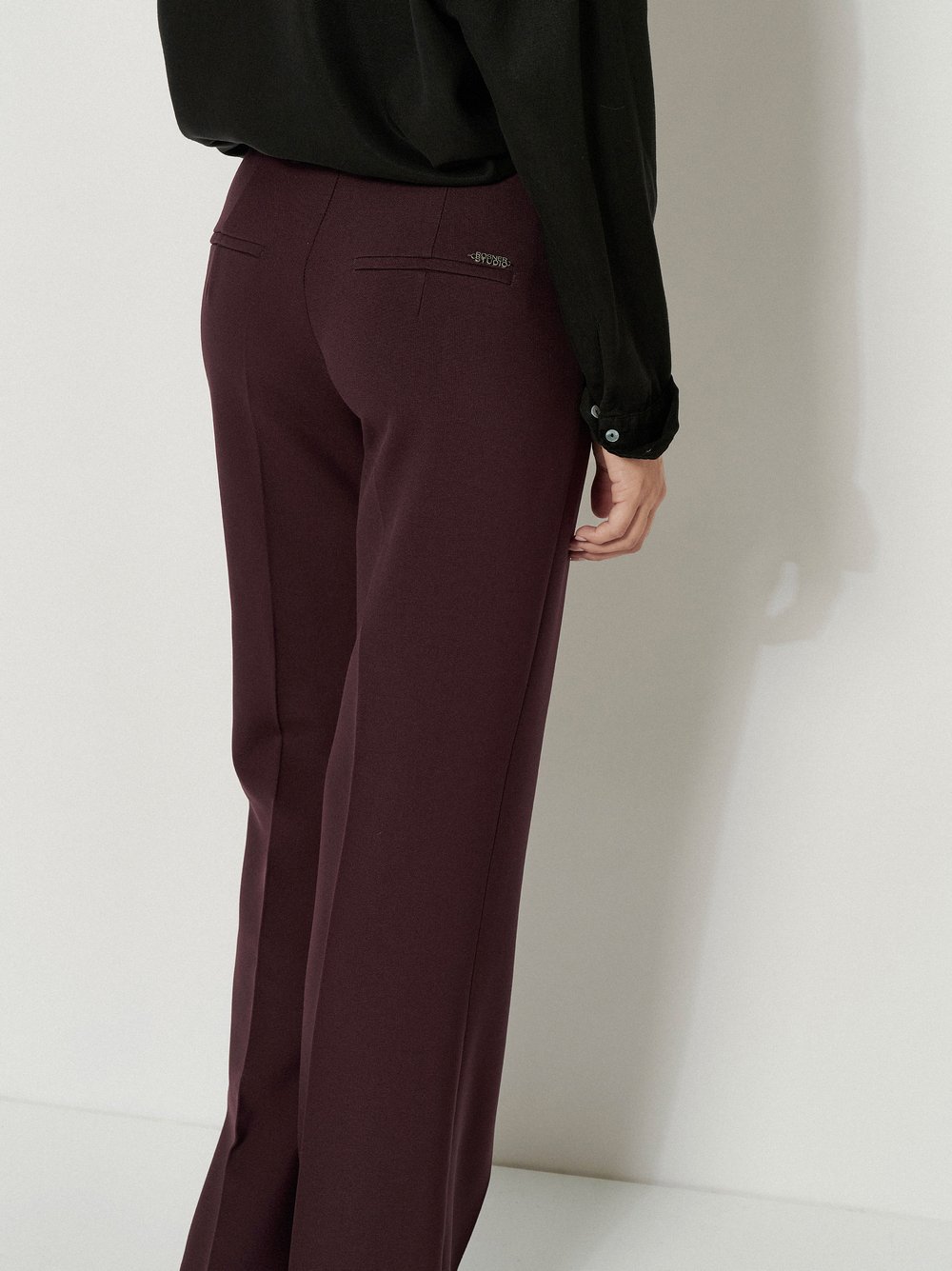 Damenhose Audrey Flared in Bordeaux, flared-Hose mit Tailoring-Details, zweite Detailansicht