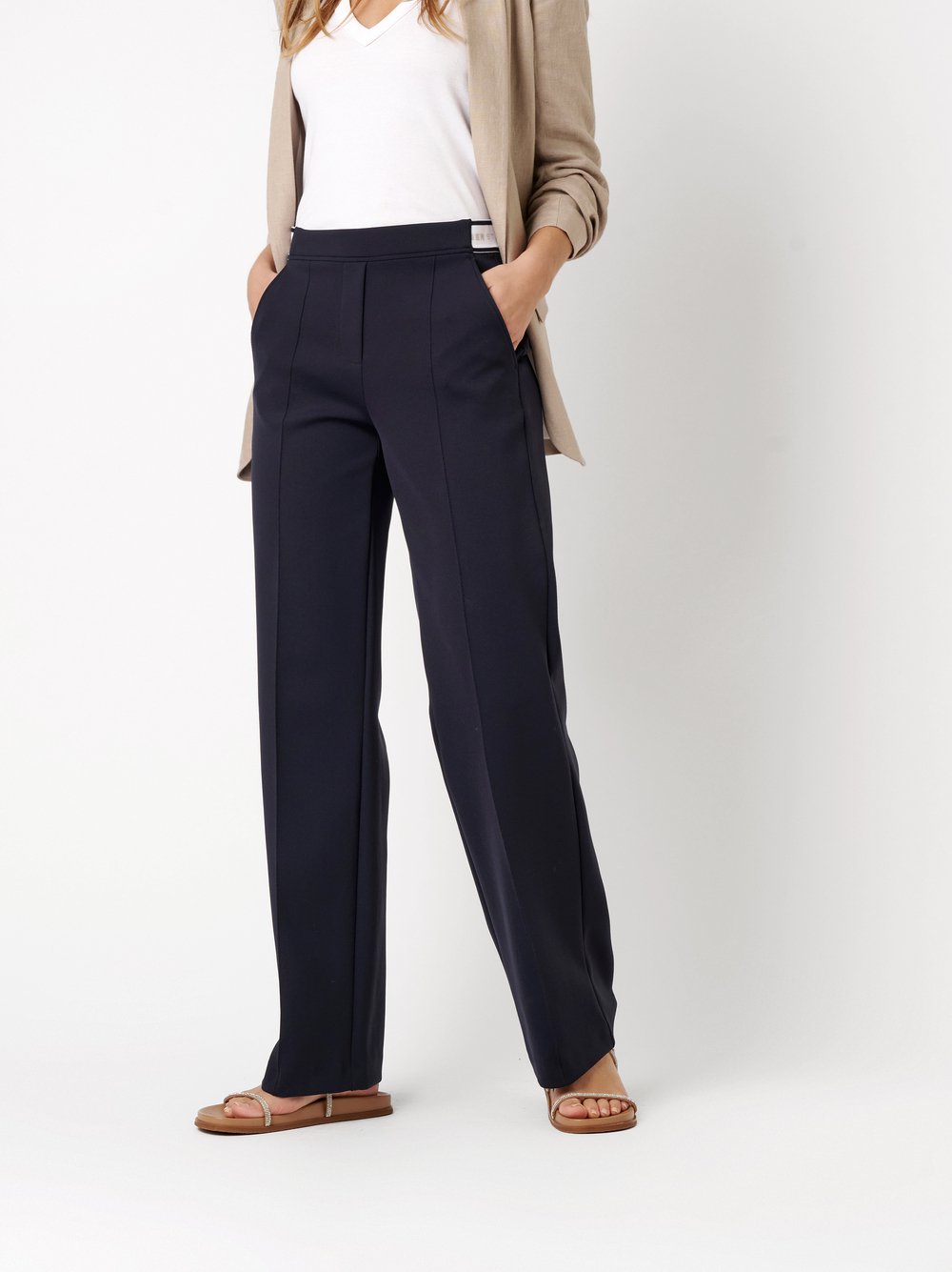 Damenhose May Wide in navy, Wide Leg Hose aus Scuba, Frontansicht am Model getragen