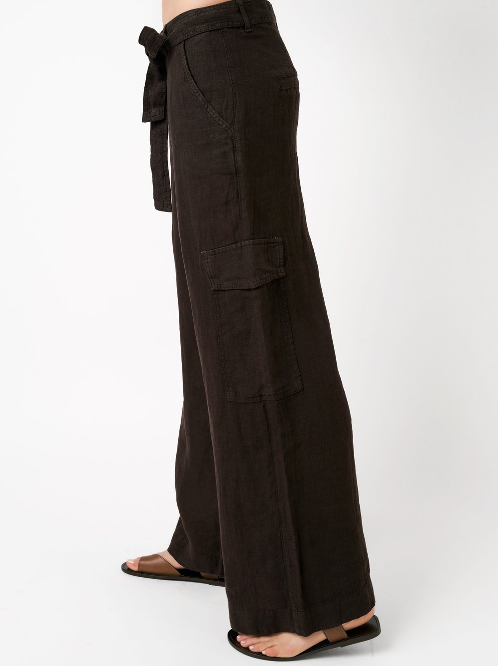 Womens trousers Mara Wide in dark brown, wide-leg linen trousers with cargo pockets and tie, detail view