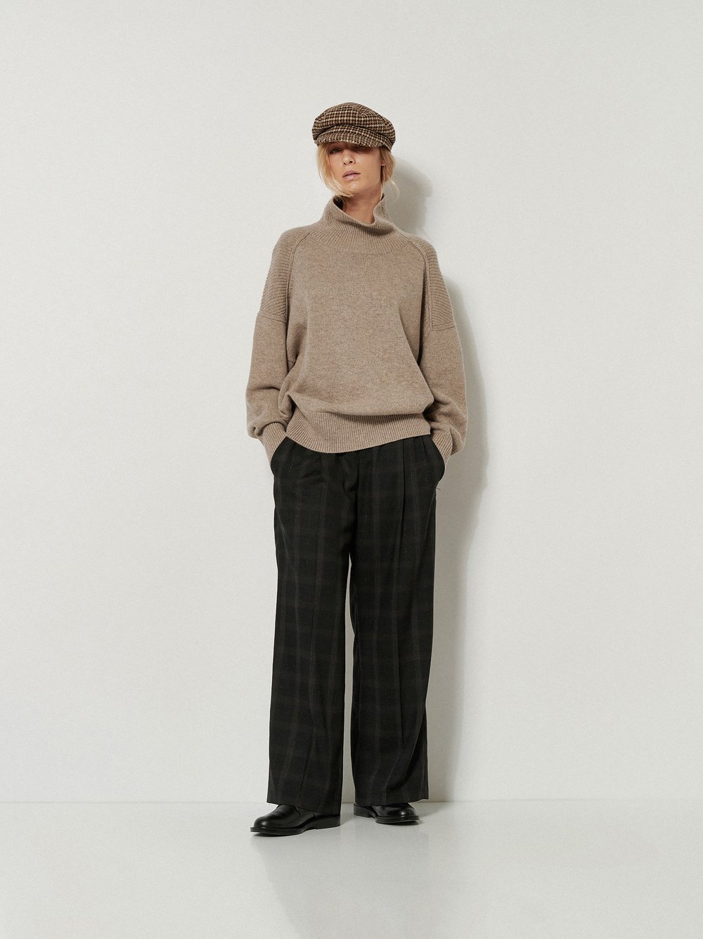 Womens trousers Mara Wide in Black, wide-leg trousers in a check pattern, outfit view worn by model