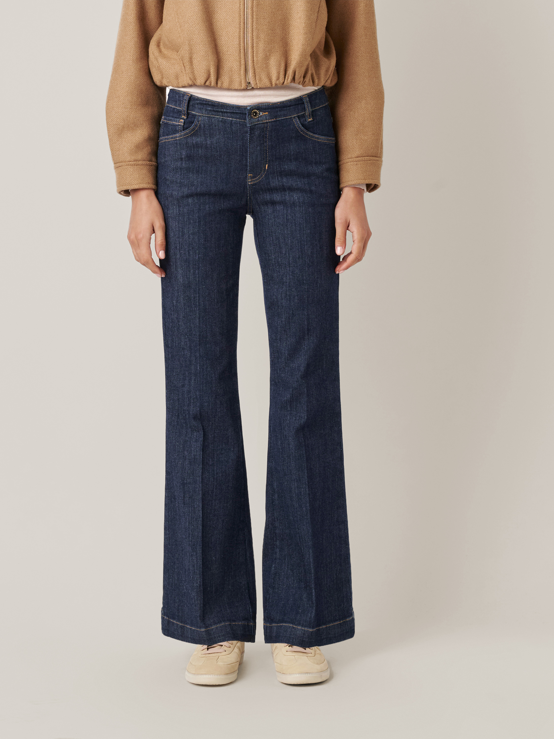 Damenjeans Antonia_341 in dark blue, Bootcut-Jeans mit Buegelfalten, Frontansicht am Model getragen