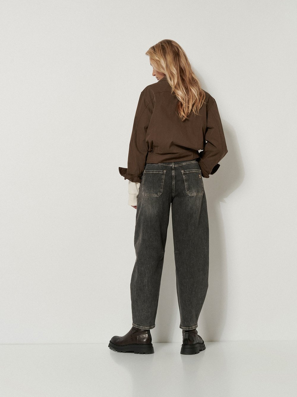 Damenjeans Mara Worker in Grau, Worker Jeans im Tapered-Fit, Rueckansicht am Model getragen