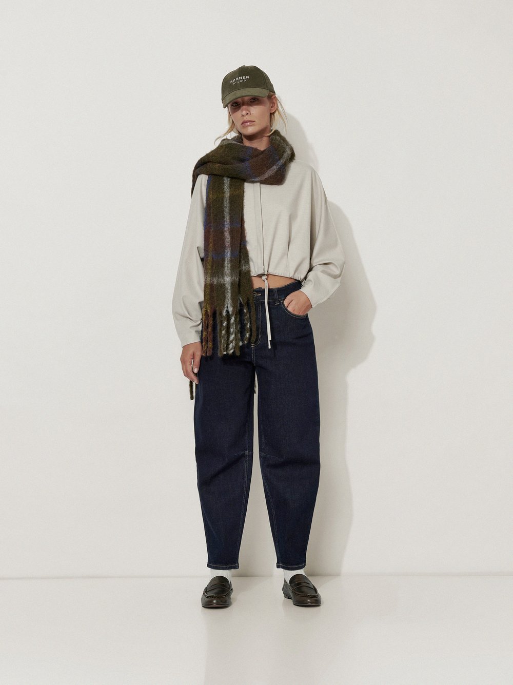 Womens jeans Mara Tapered in Navy, o-shape jeans, outfit view worn by model