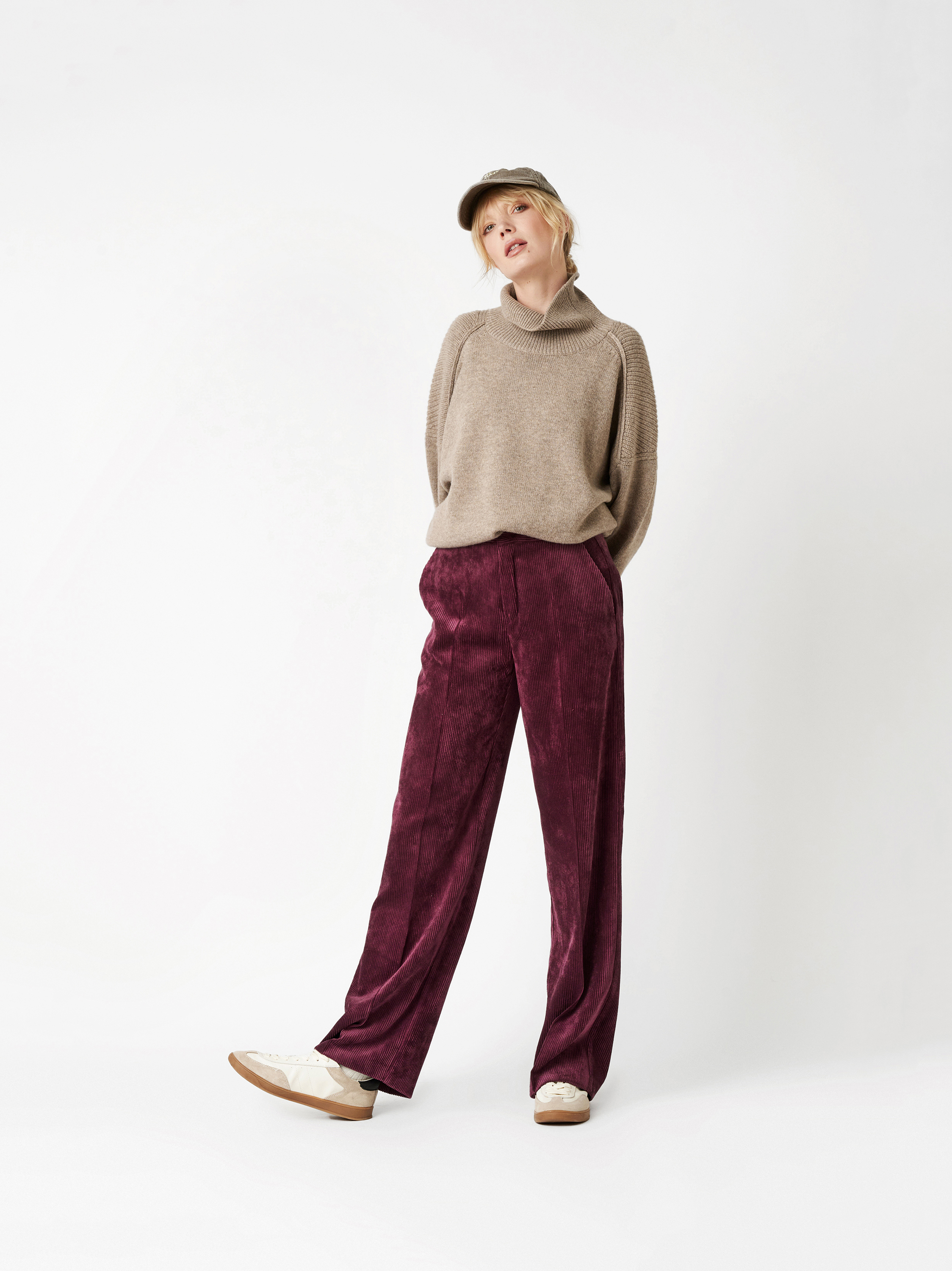Trousers Mara_355 berry outfit view Trousers Mara_355 berry outfit view