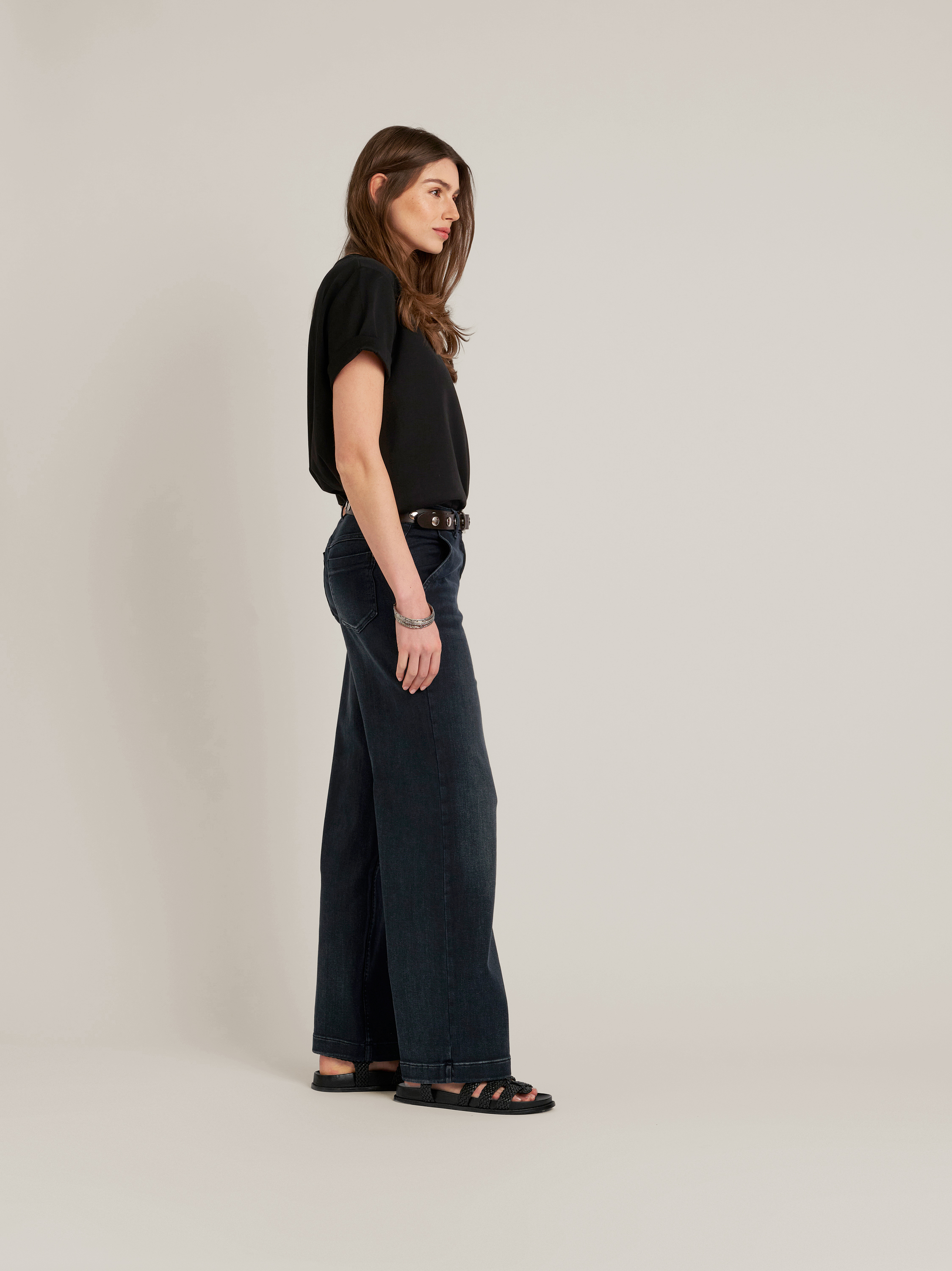 Womens jeans Audrey Wide in dark blue, wide-leg jeans, outfit view worn by model