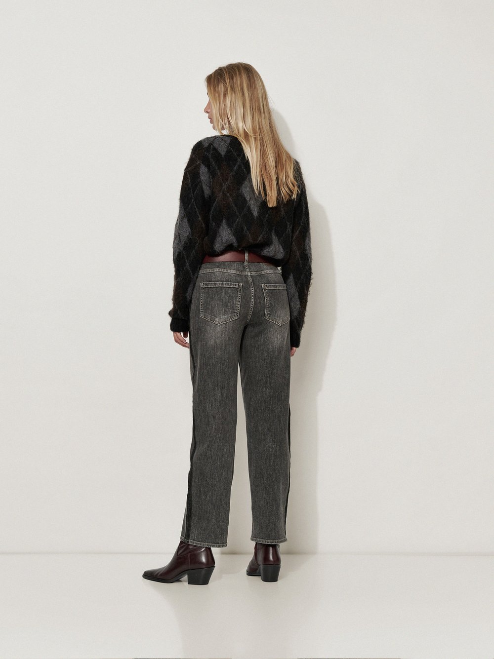 Womens jeans Masha Straight in Grey, straight-fit jeans with contrast side panels, back view worn by model