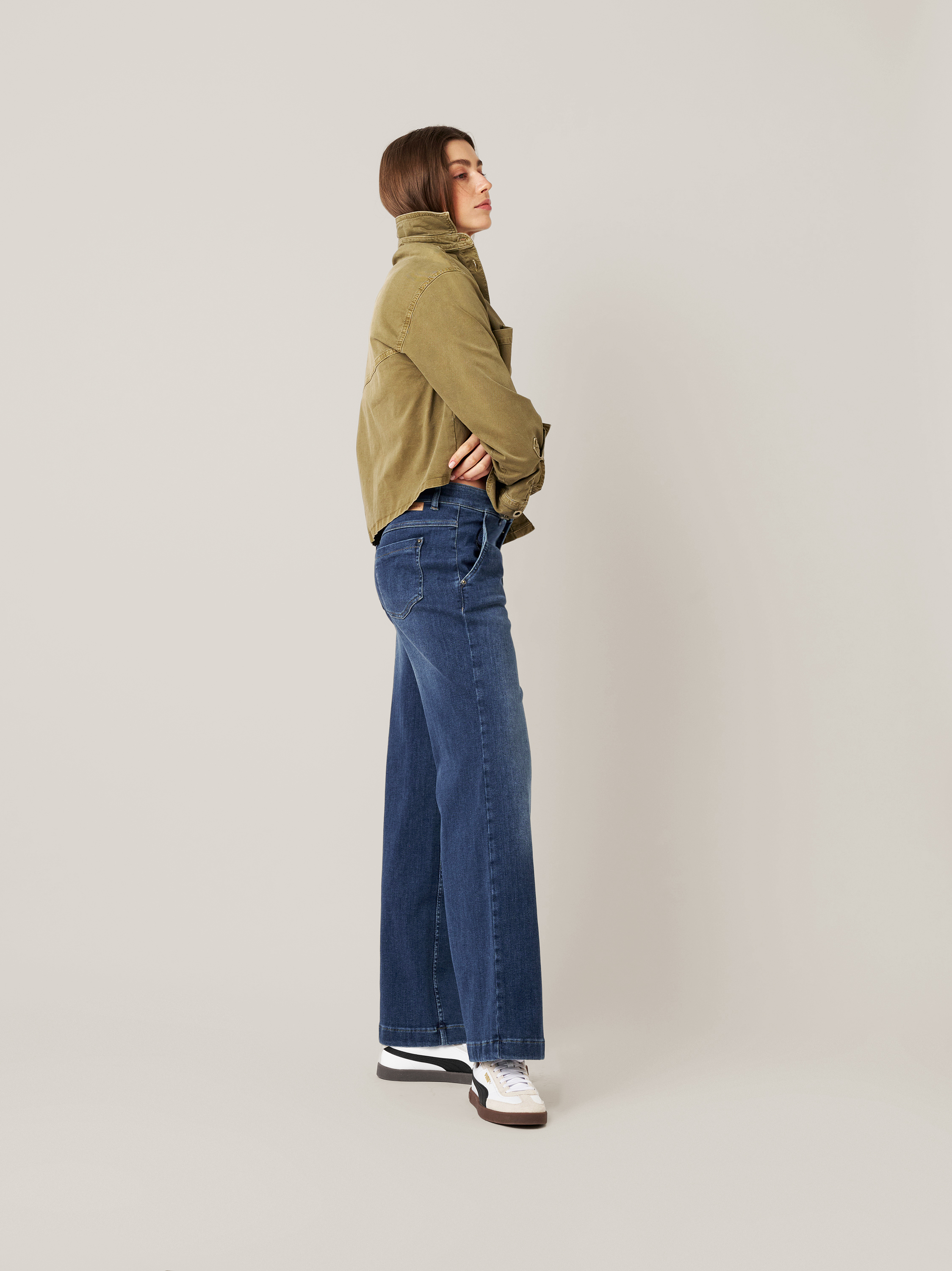 Womens jeans Audrey Wide in mid blue, wide-leg jeans, outfit view worn by model