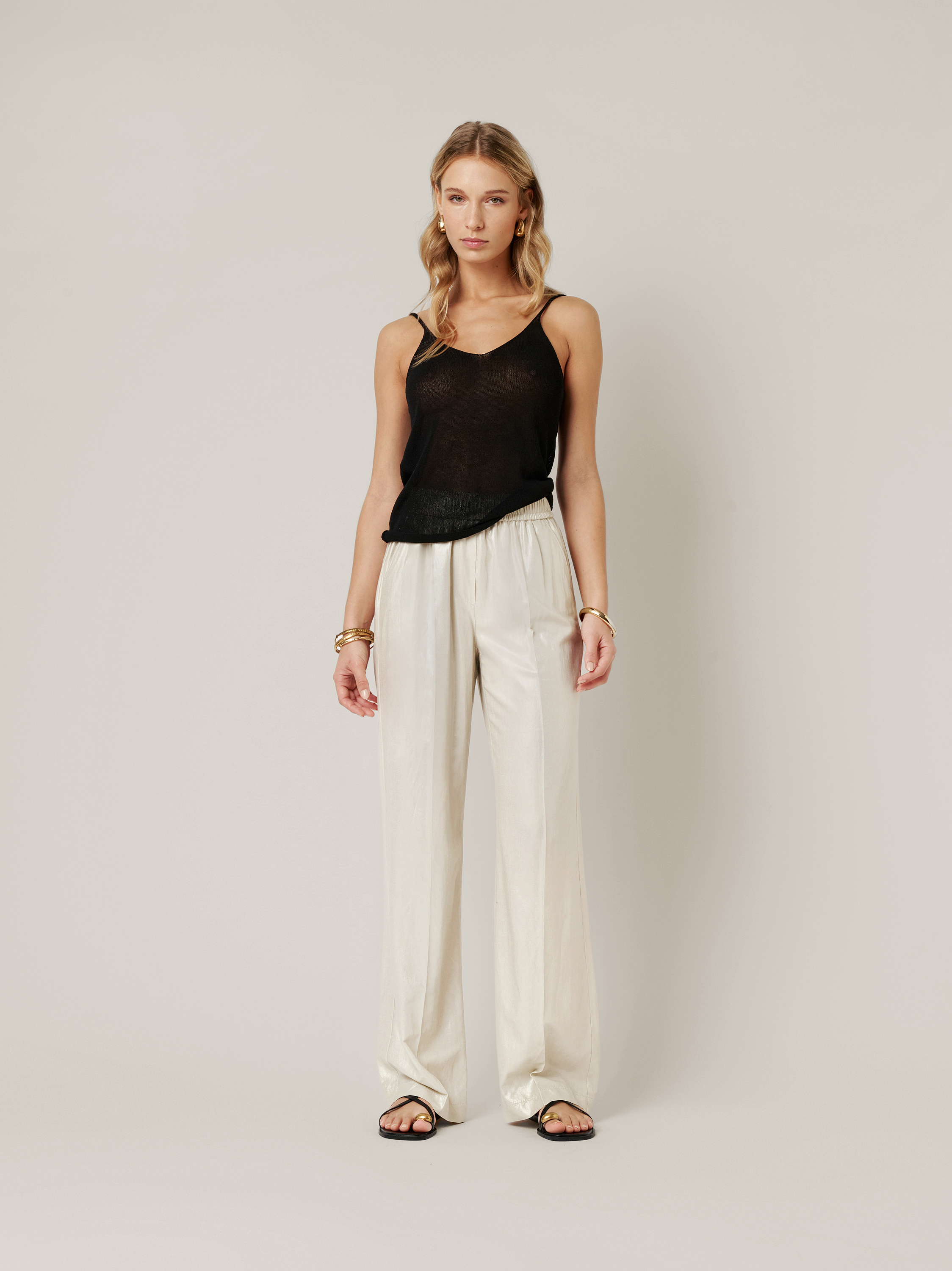 Womens trousers Mara Straight in soft gold, linen trousers with a gold shimmer, outfit view worn by model