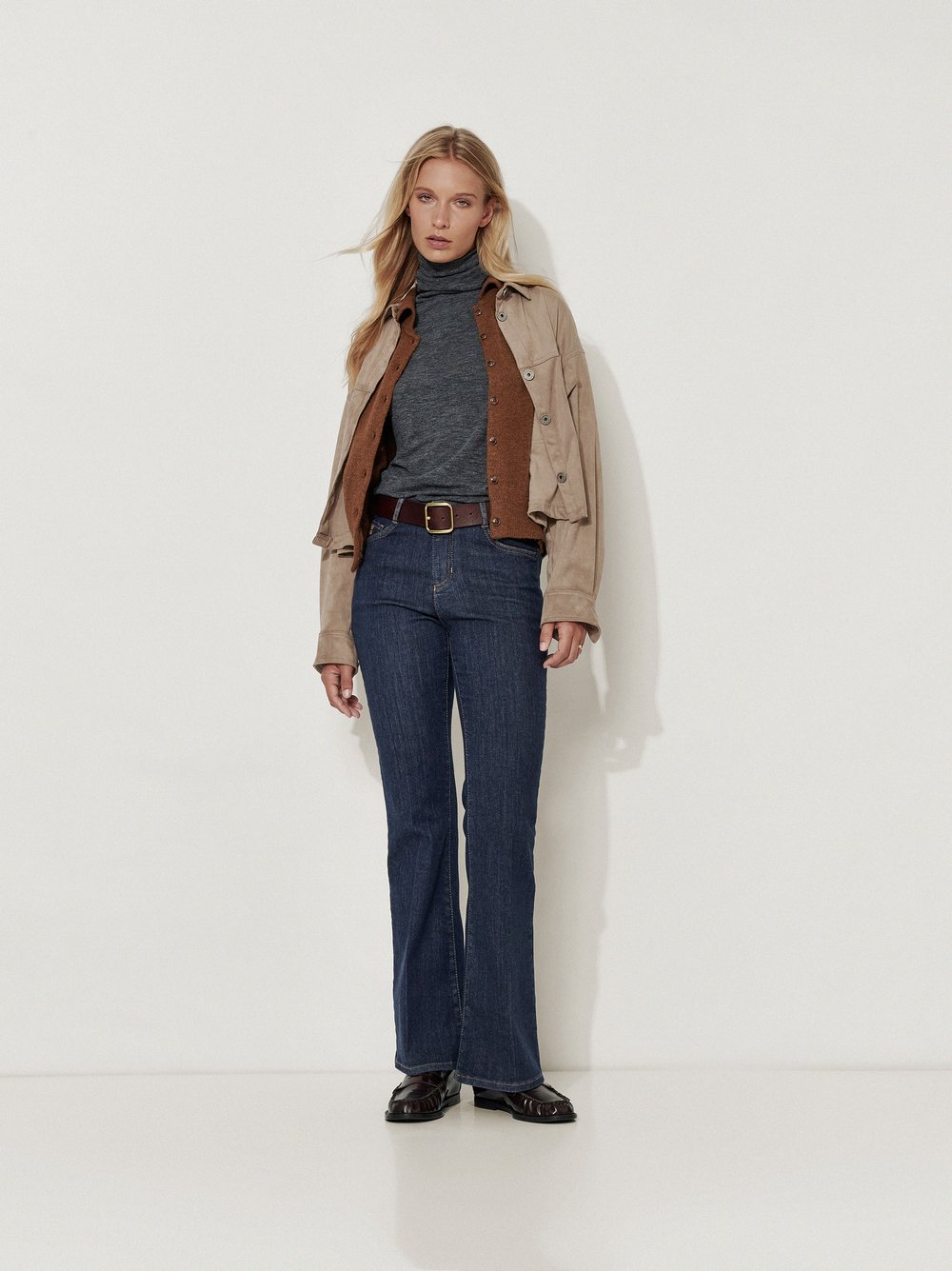 Womens jeans Antonia Bootcut in Navy, bootcut jeans, outfit view worn by model