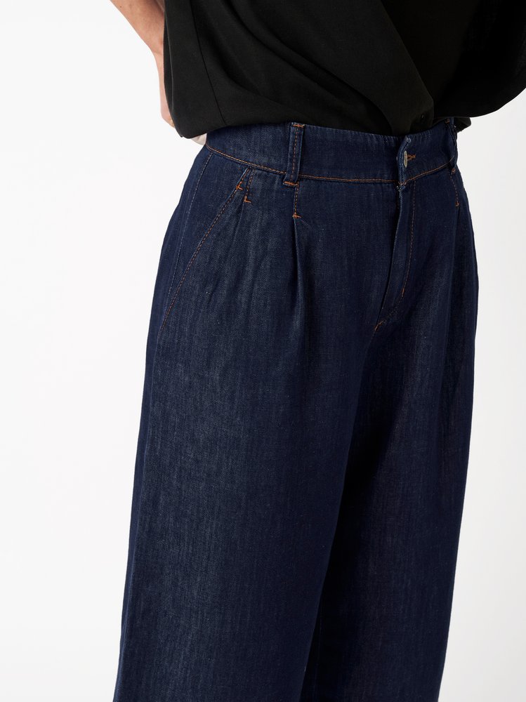 Womens trousers Mara Wide in dark blue, wide-leg denim bermudas with front pleats, detail view