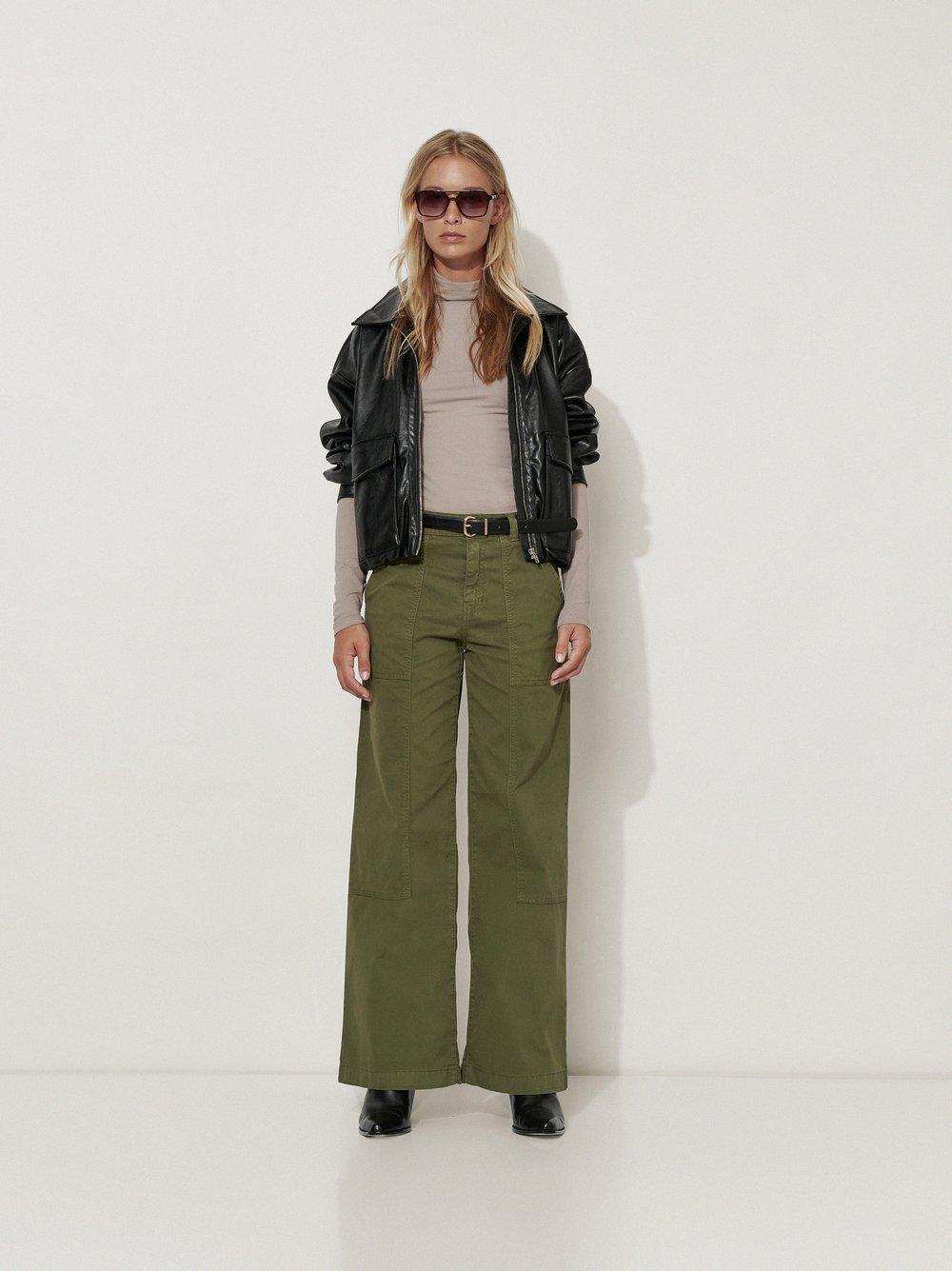 Womens trousers Mara Wide in Khaki, wide-leg worker trousers, outfit view worn by model